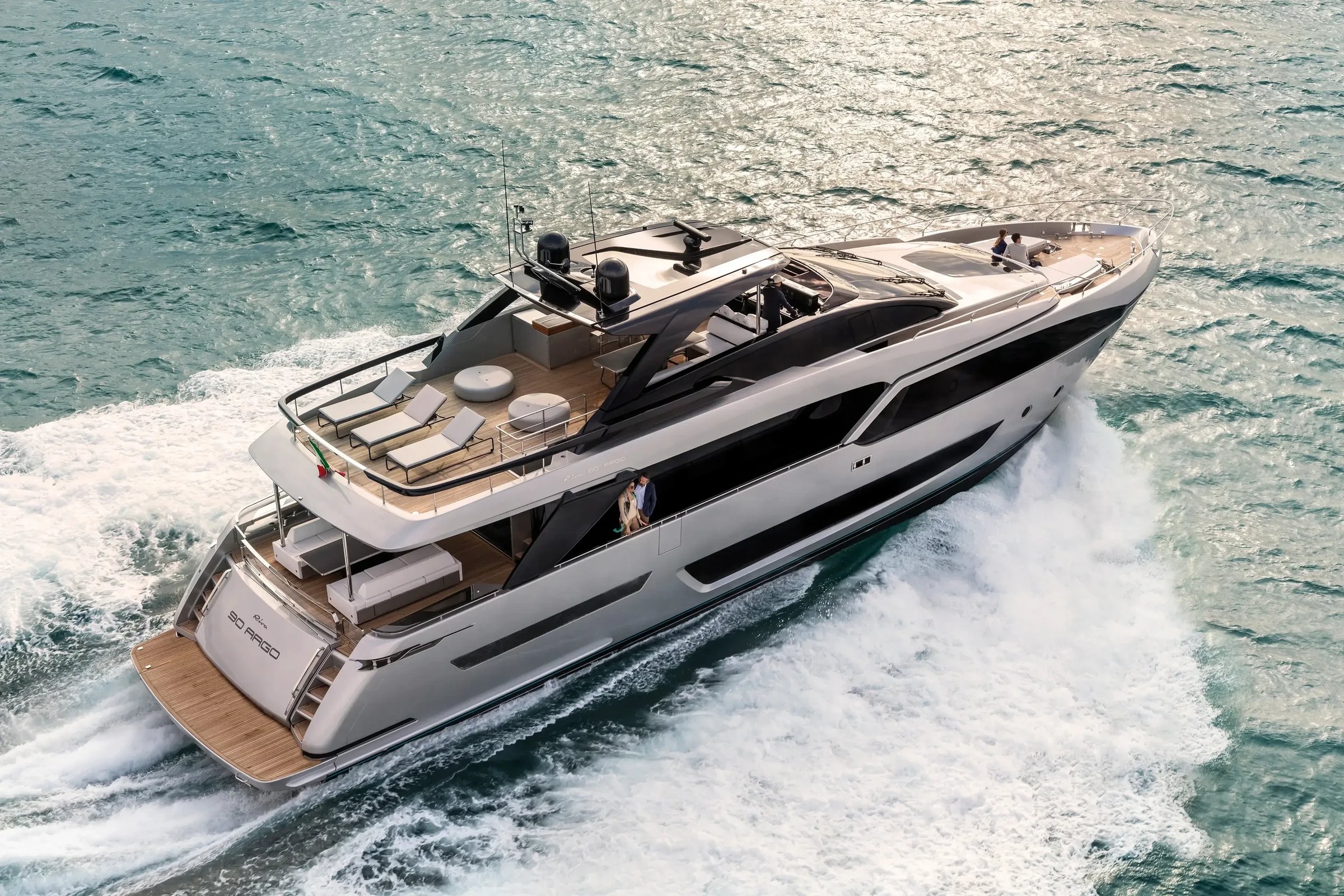 Riva 90' Argo, jacht varend op zee