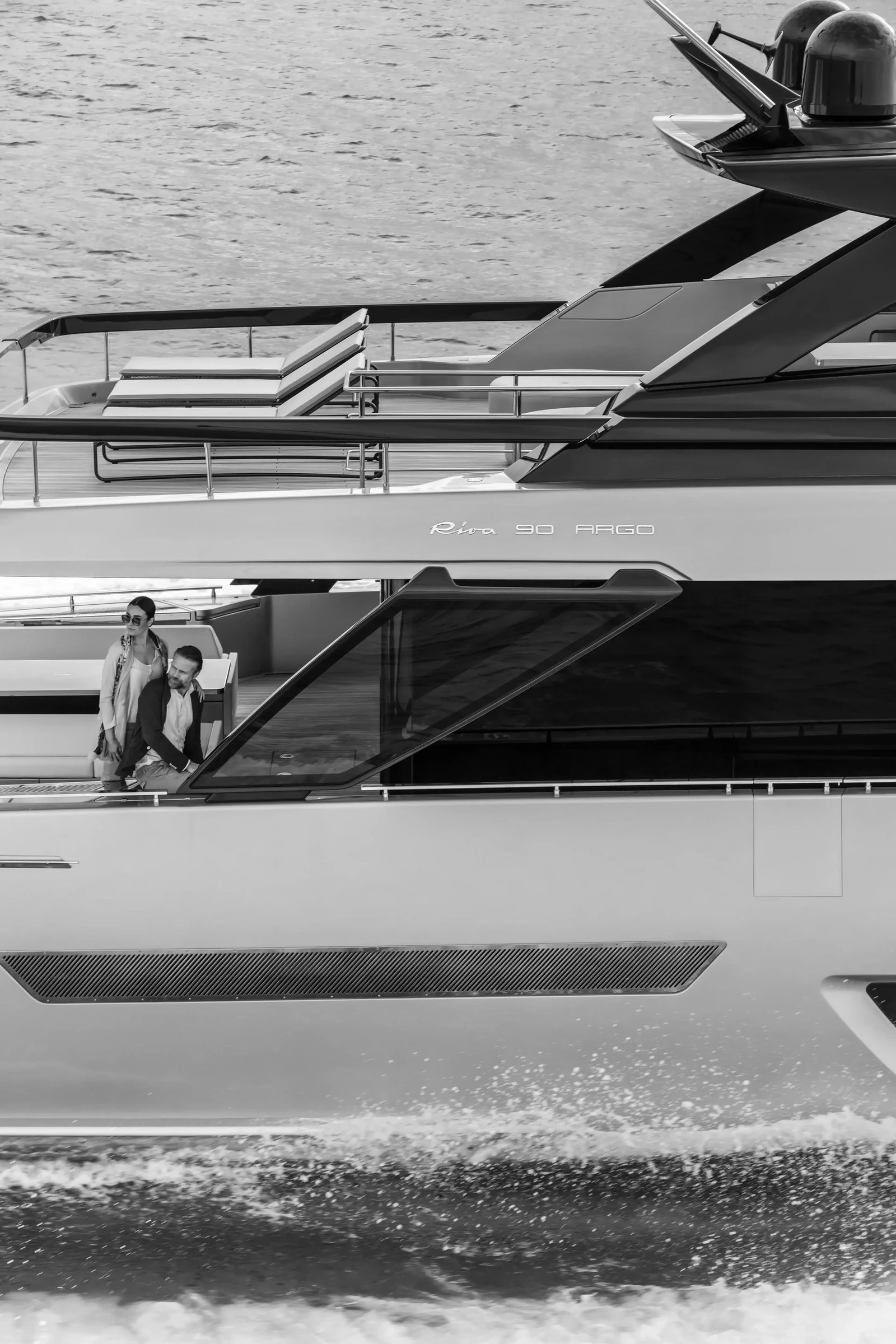 Riva 90' Argo, jacht varend op zee