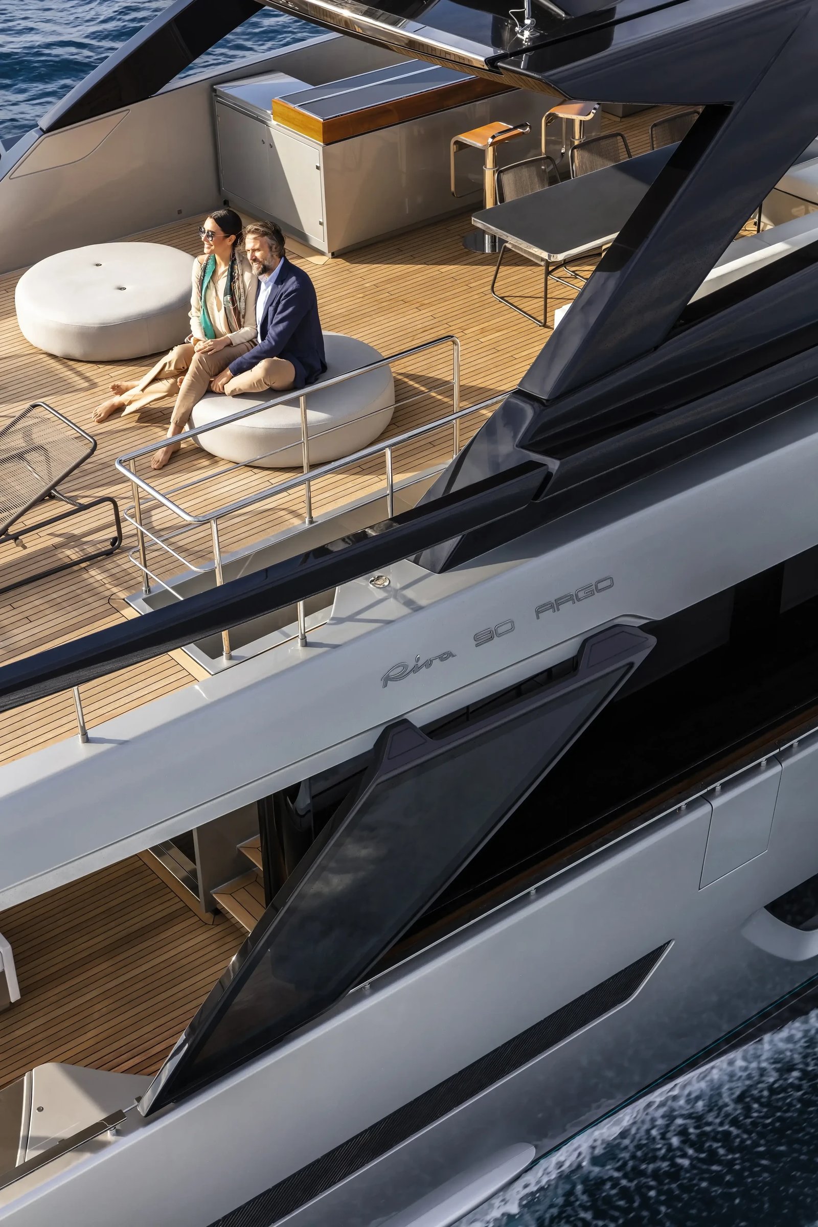 Riva 90' Argo, koppel zit op dek