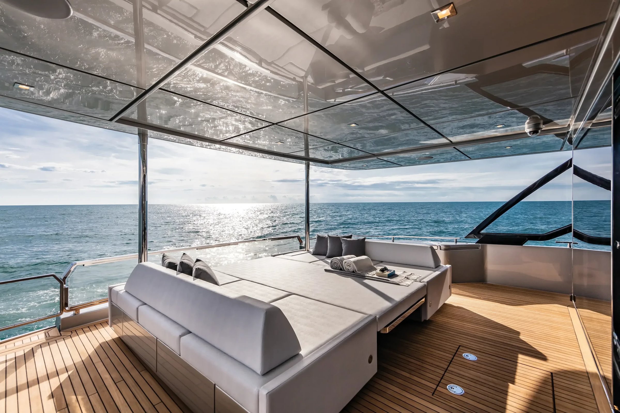 Riva 90' Argo, loungebank op achterdek boot