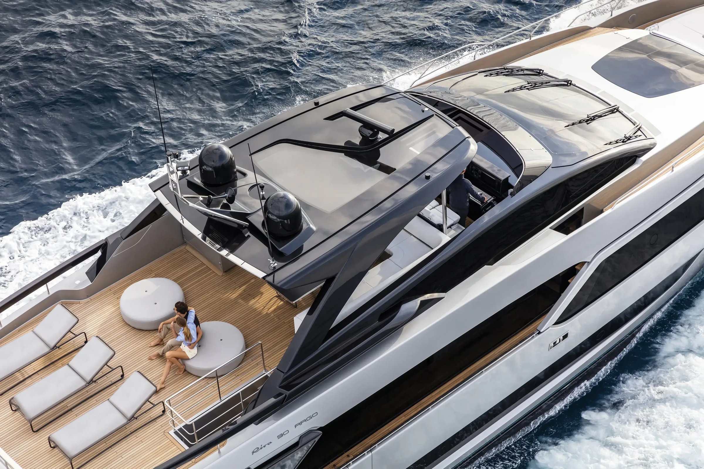 Riva 90' Argo, luchtfoto jacht varend op zee