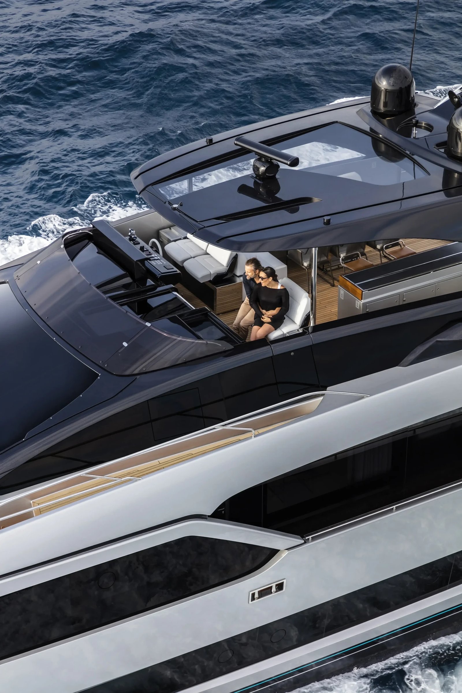 Riva 90' Argo, luxe jacht met stel op dek