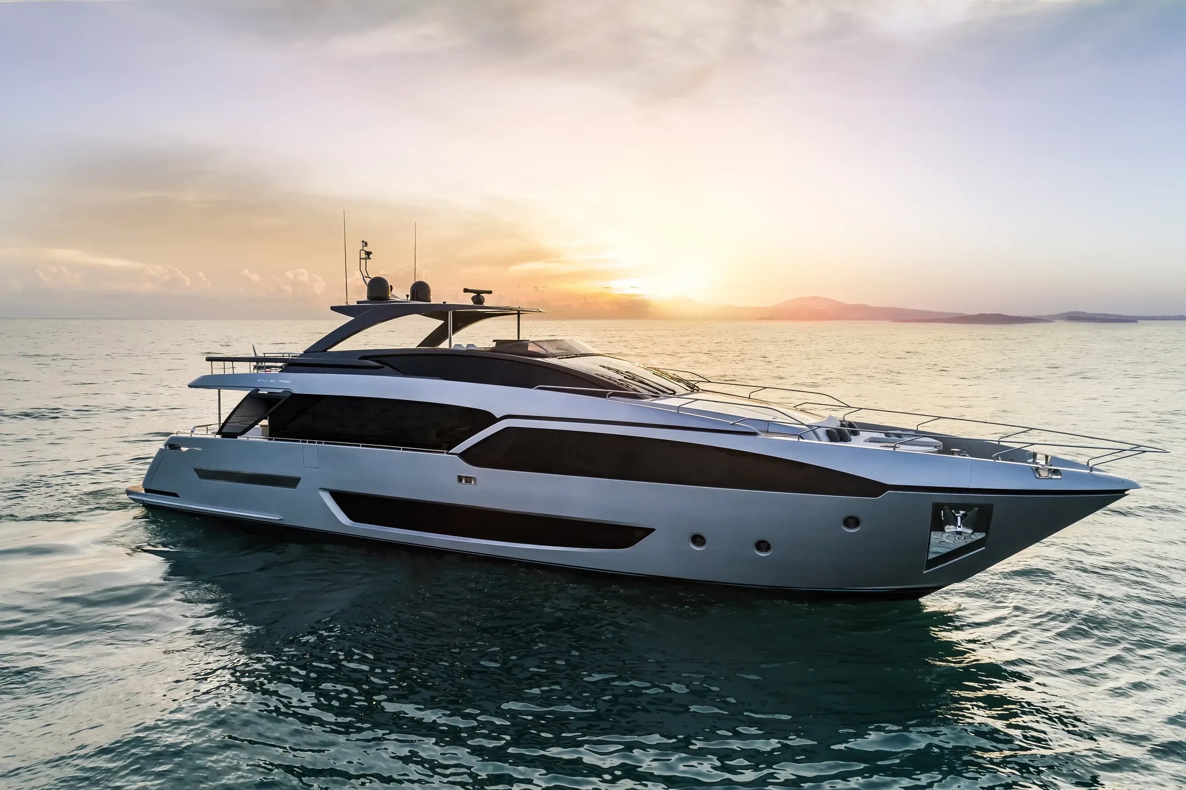 Riva 90' Argo, luxe jacht op zee bij zonsondergang