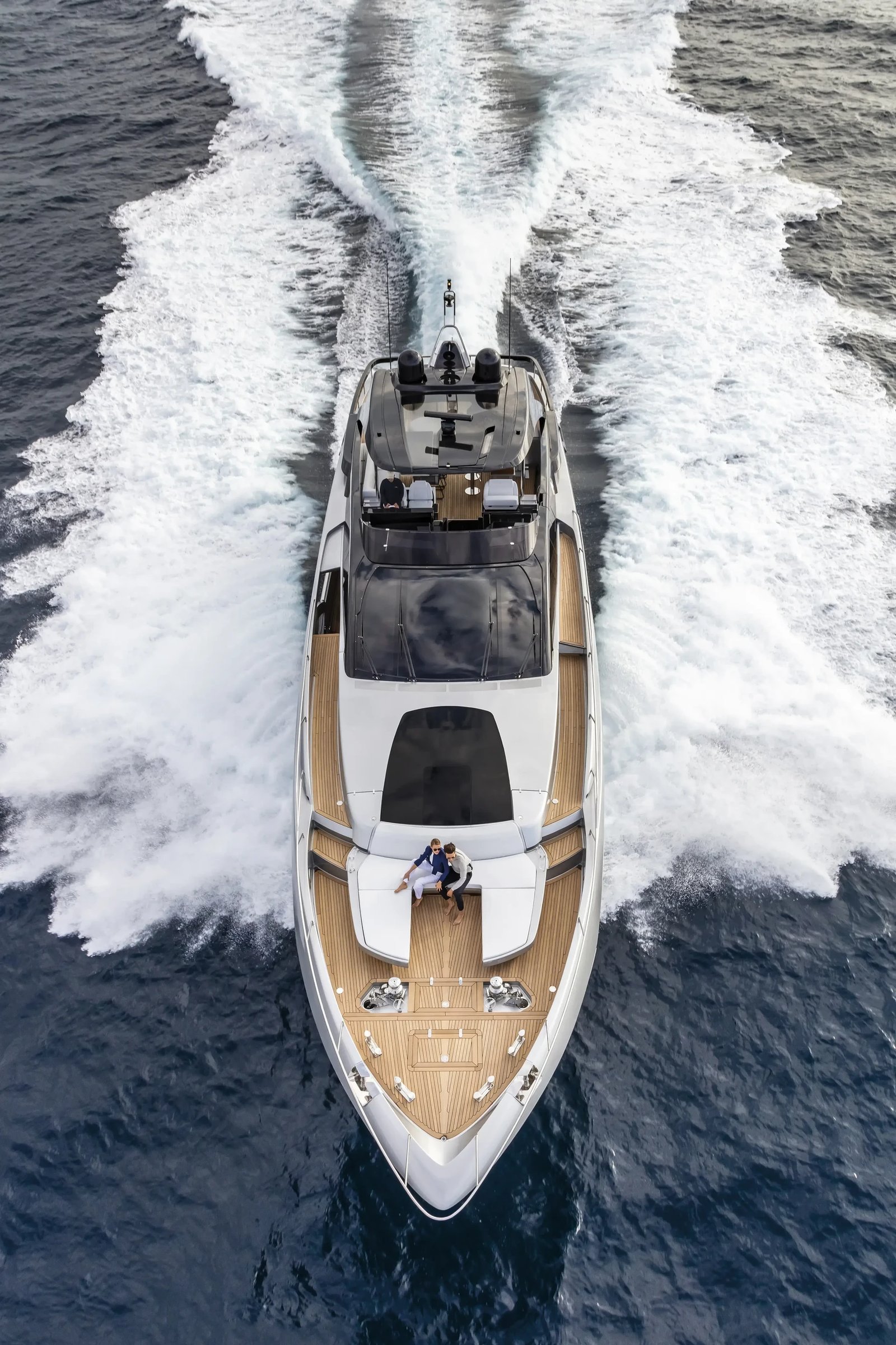 Riva 90' Argo, luxe jacht varend op zee