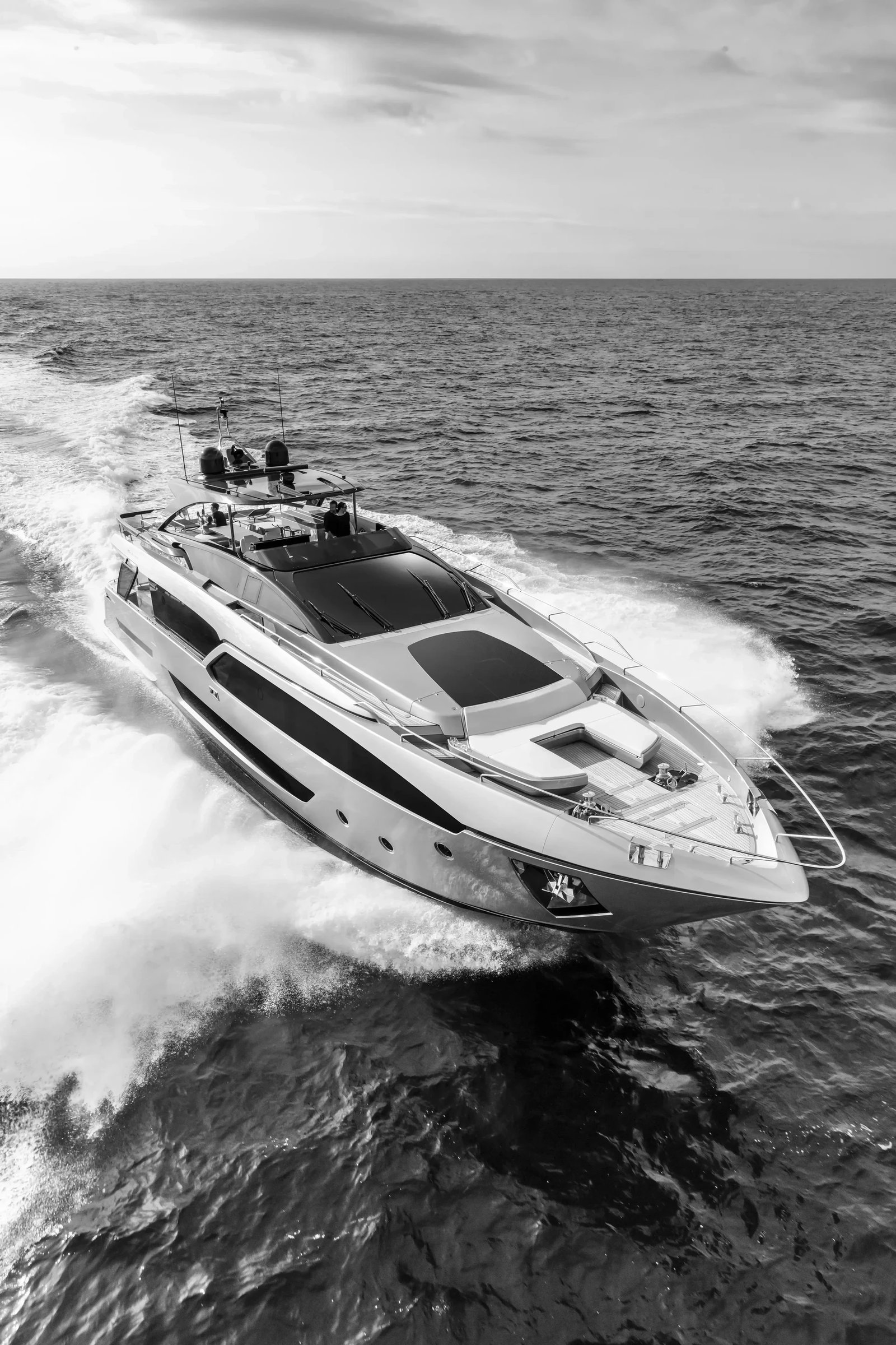 Riva 90' Argo, luxe jacht varend op zee
