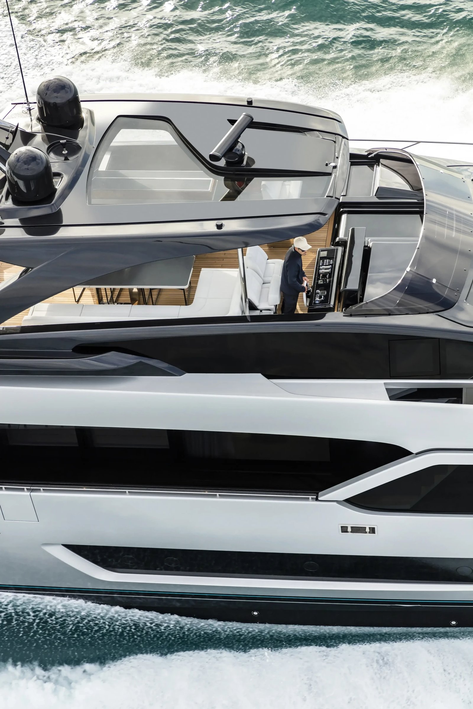 Riva 90' Argo, stuurstand vanaf boven gezien varend