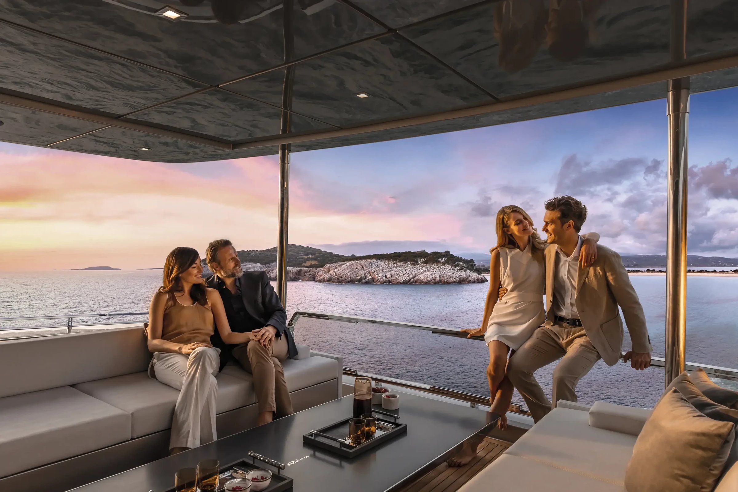 Riva 90' Argo, lounge met zonsondergang zicht
