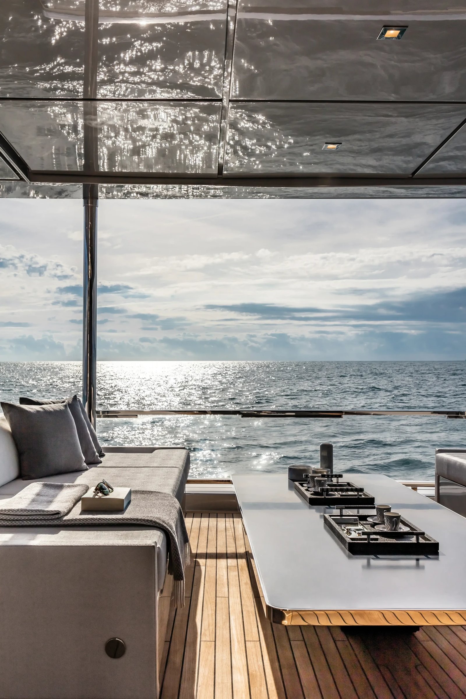 Riva 90' Argo, loungezitje met tafel uitzicht op zee