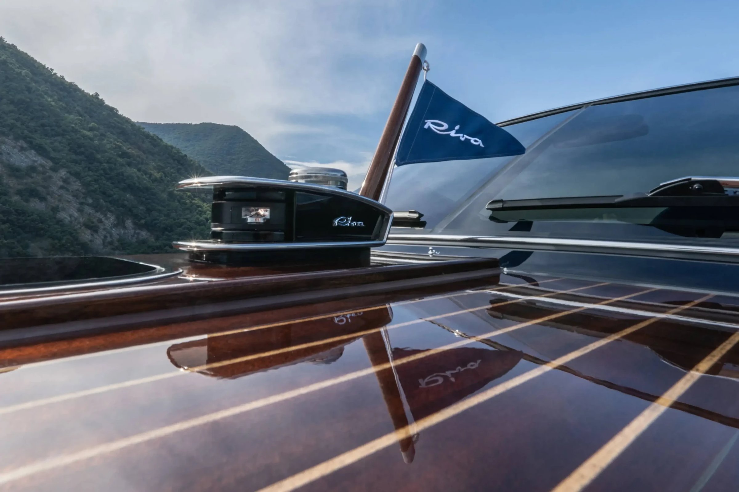 Riva Aquariva Special New, close-up dek met vlag