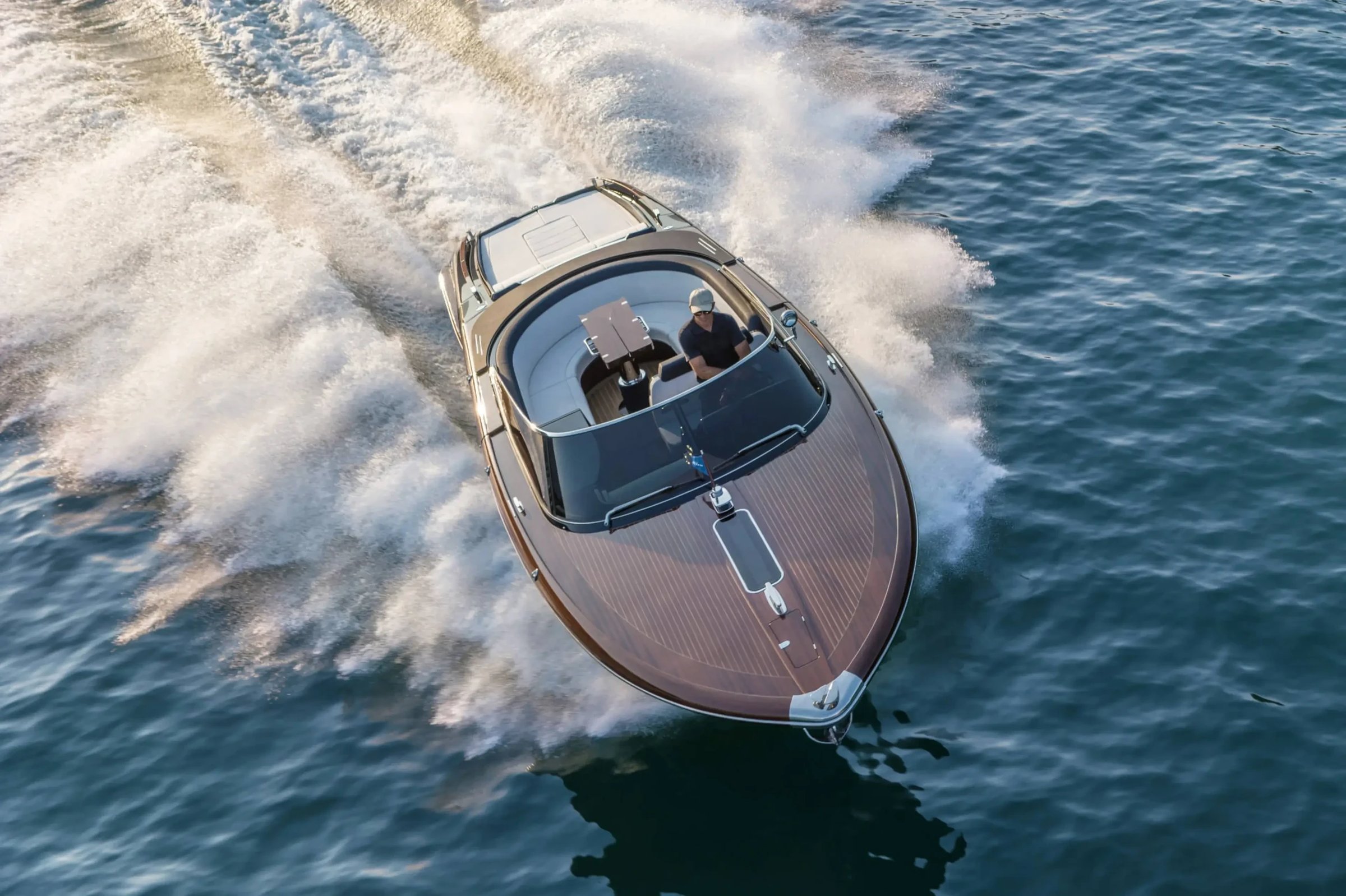 Riva Aquariva Special New, houten boot vaart snel over water