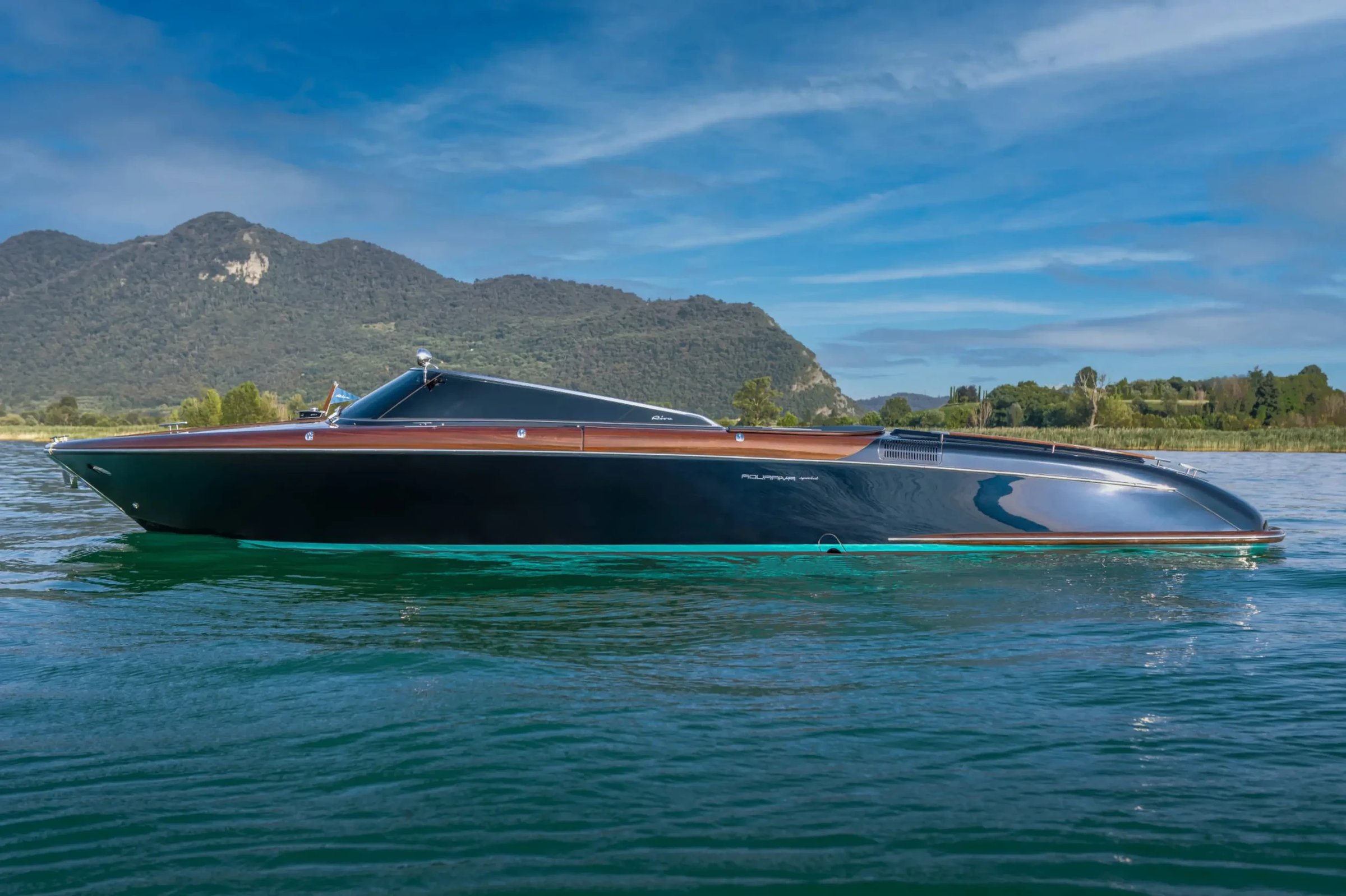 Riva Aquariva Special New, houten speedboot op meer