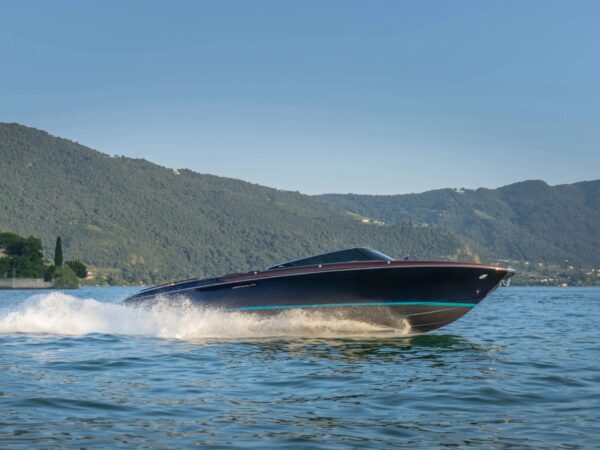Riva Aquariva Special New, speedboot varend op meer