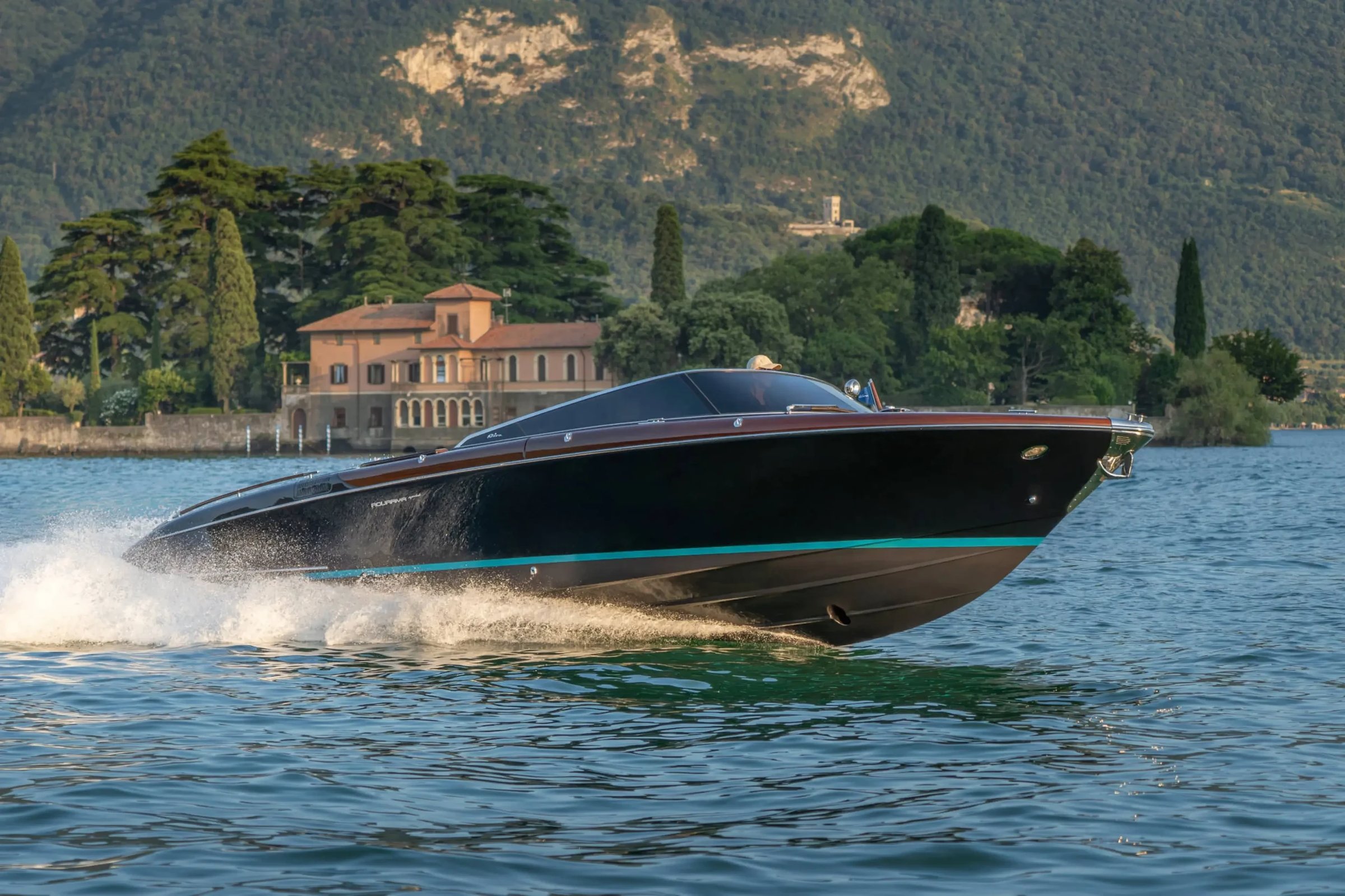 Riva Aquariva Special New, speedboot varend op meer