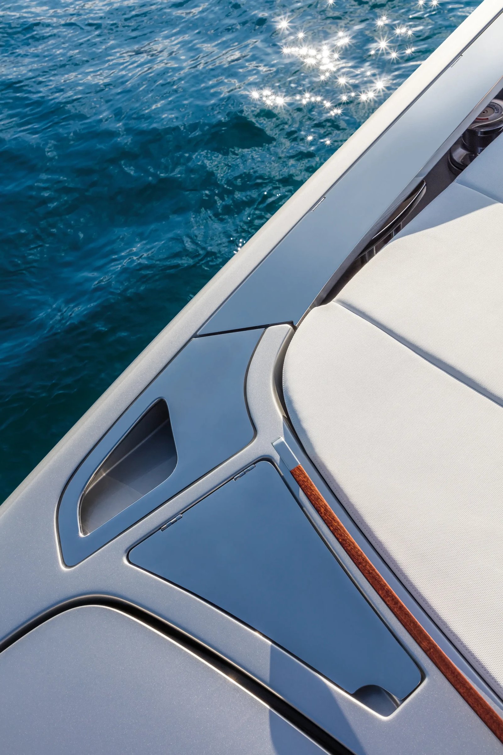 Riva Dolceriva, boot detail bij water