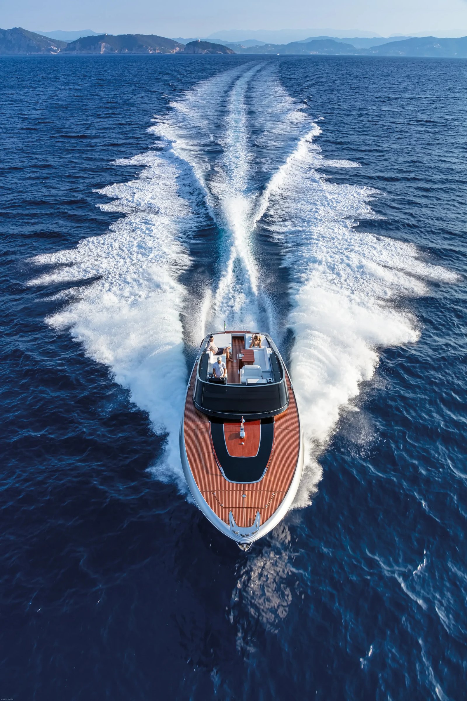 Riva Dolceriva, boot varend op zee met golven