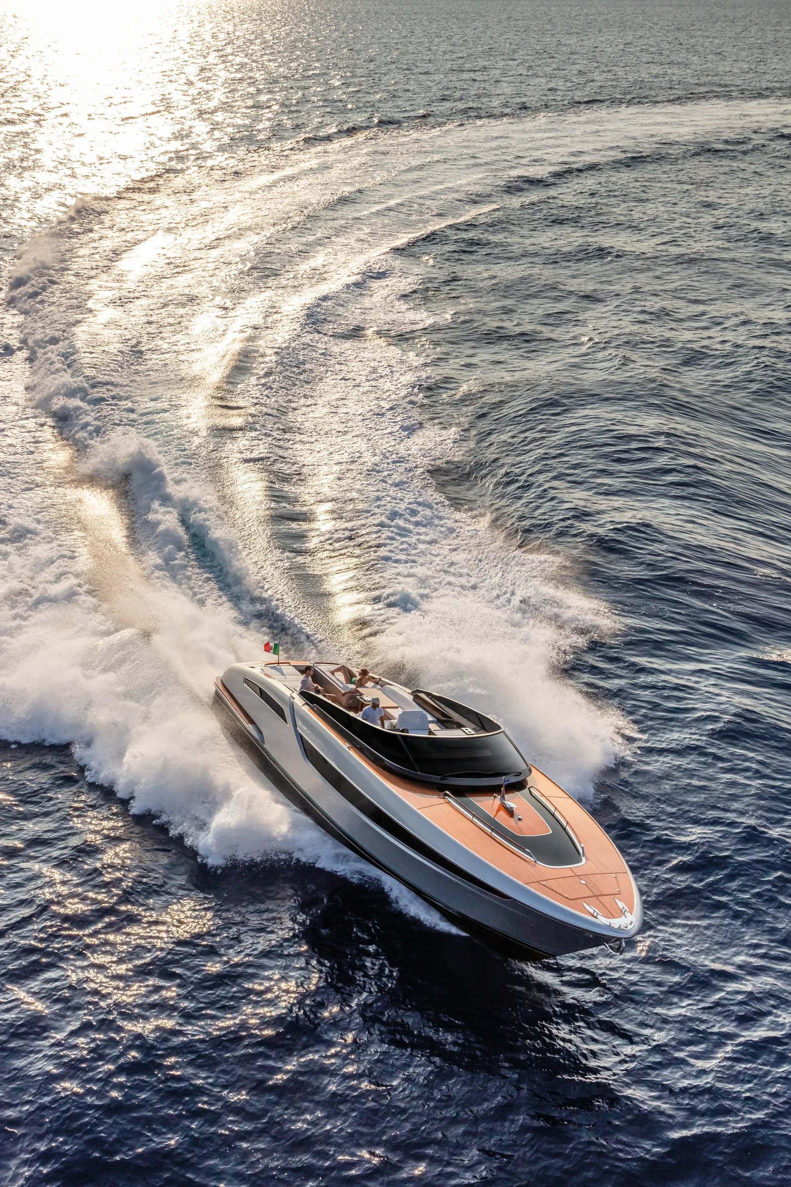 Riva Dolceriva, boot varend op zee met kielzog
