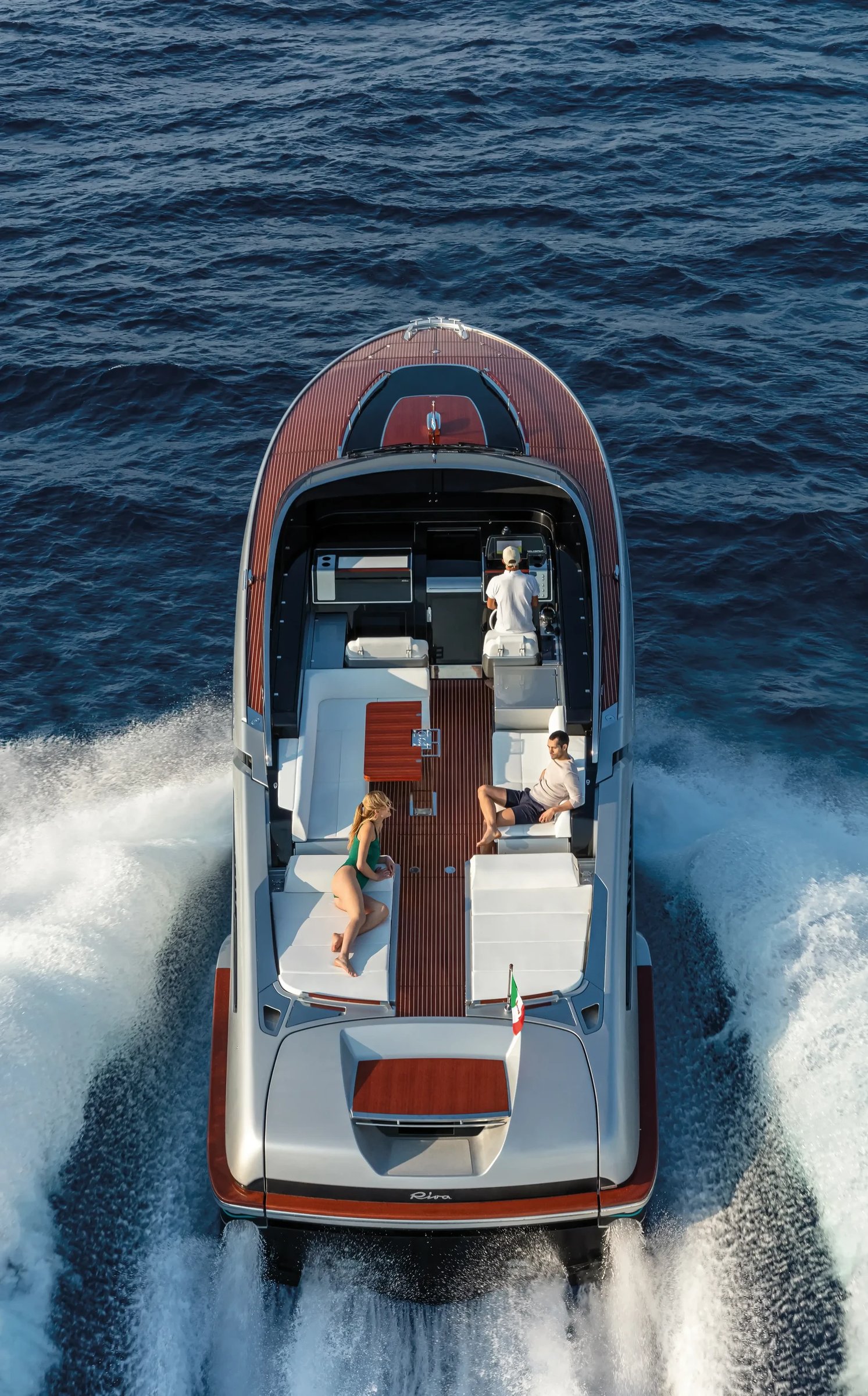 Riva Dolceriva, boot varend op zee met passagiers