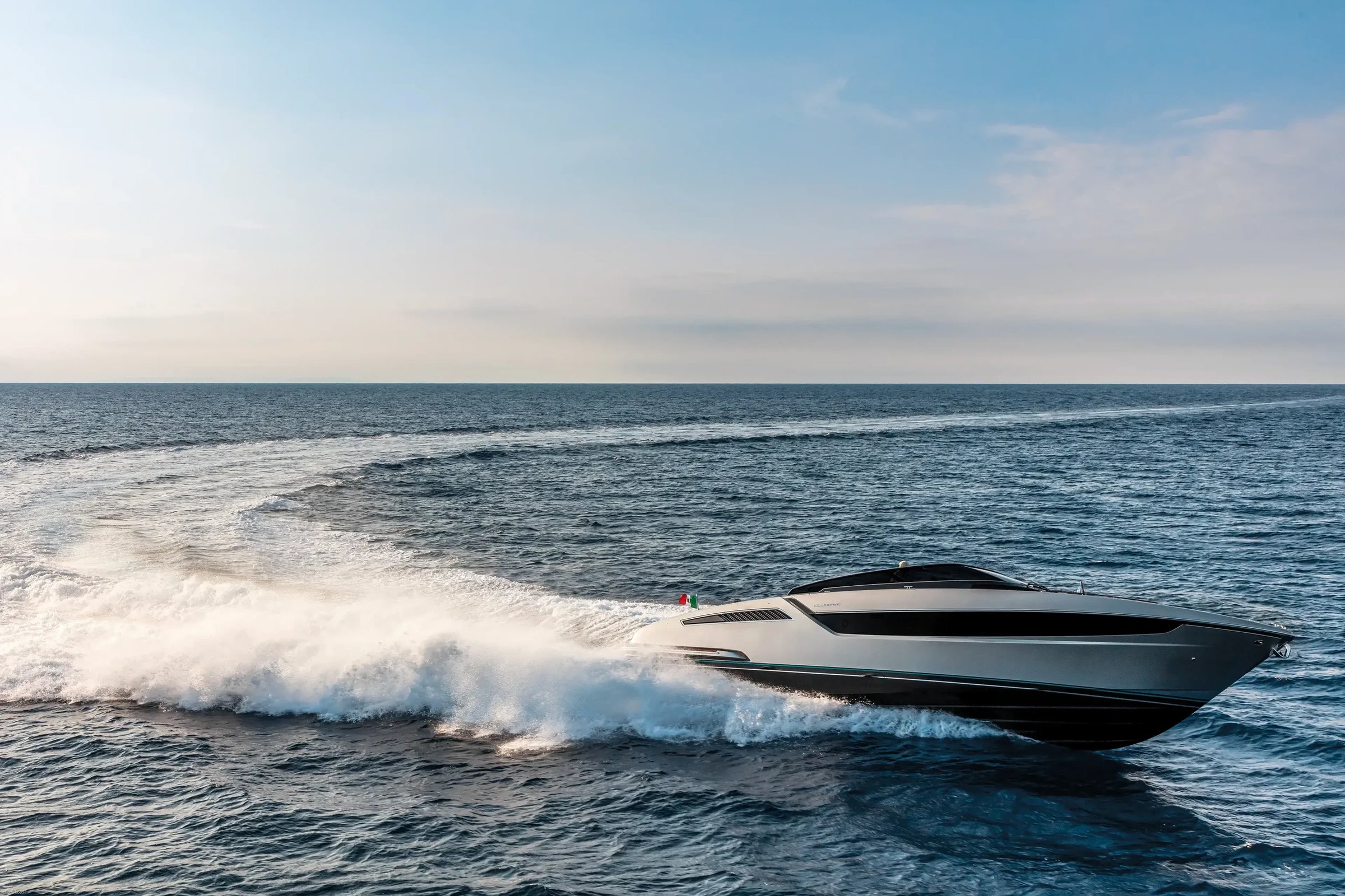 Riva Dolceriva, boot varend op zee