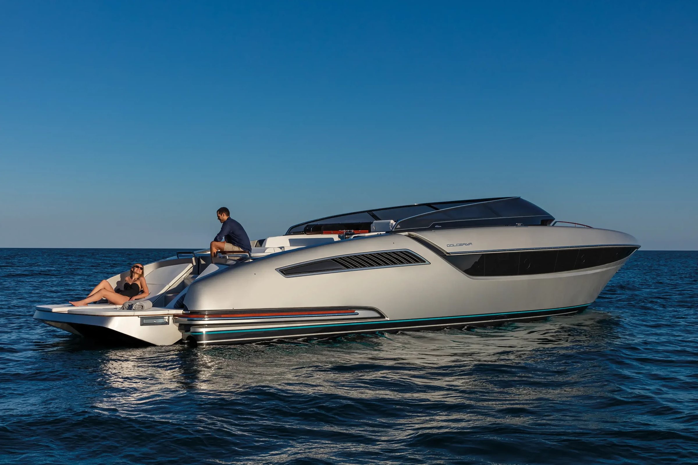 Riva Dolceriva, jacht op zee met stel