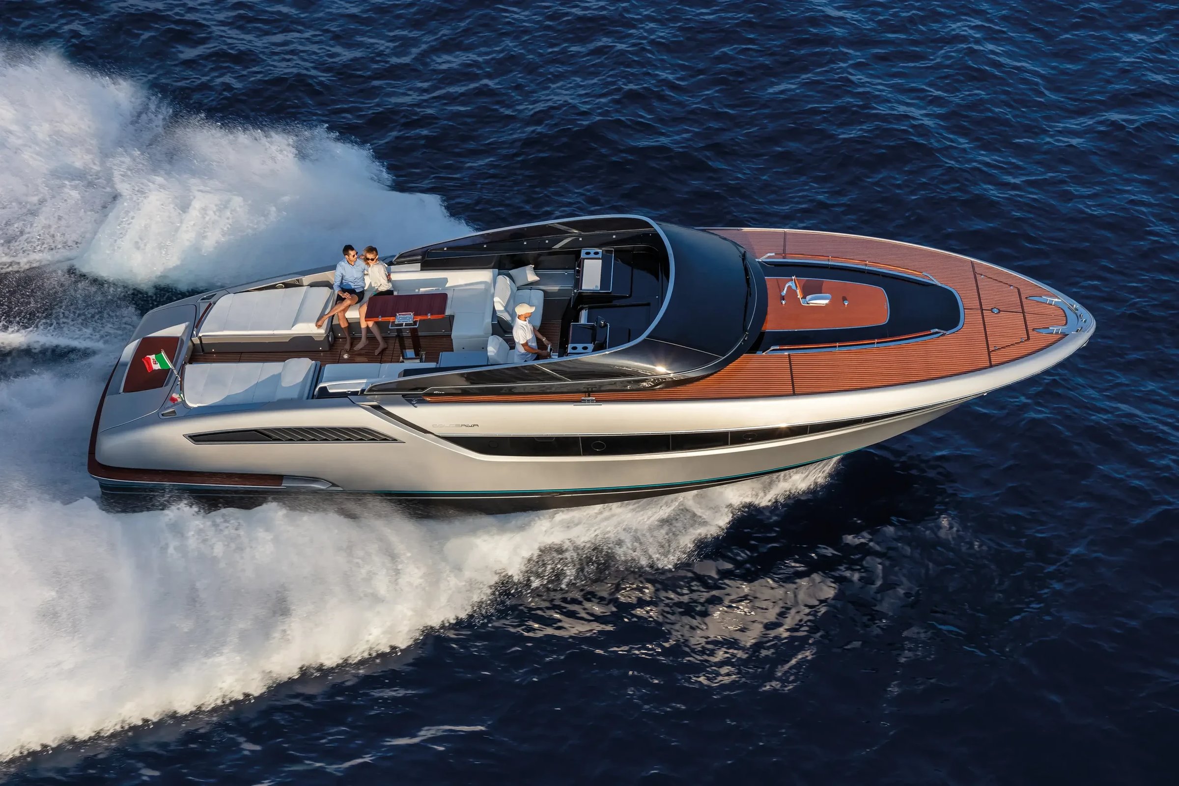 Riva Dolceriva, luxe jacht varend op zee