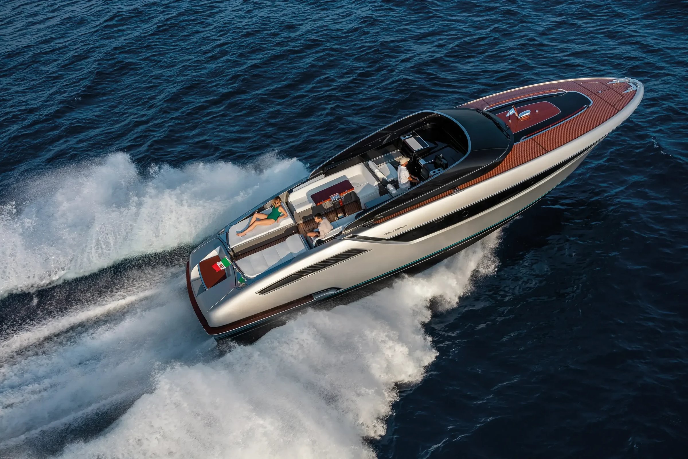Riva Dolceriva, luxe speedboot varend op zee