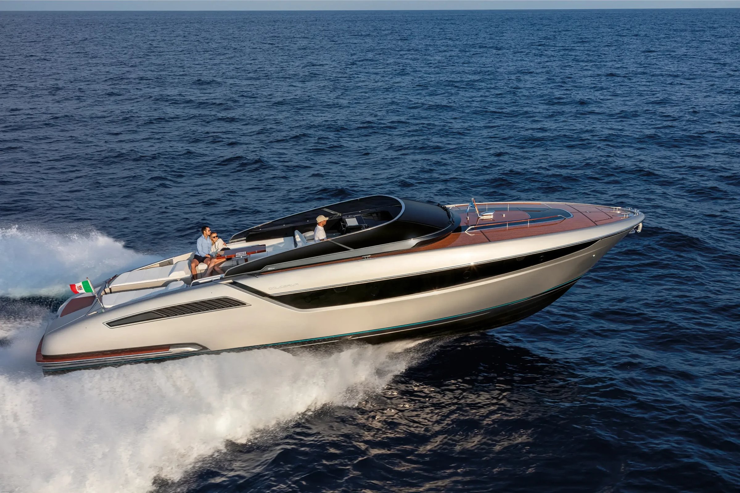 Riva Dolceriva, speedboot varend op zee