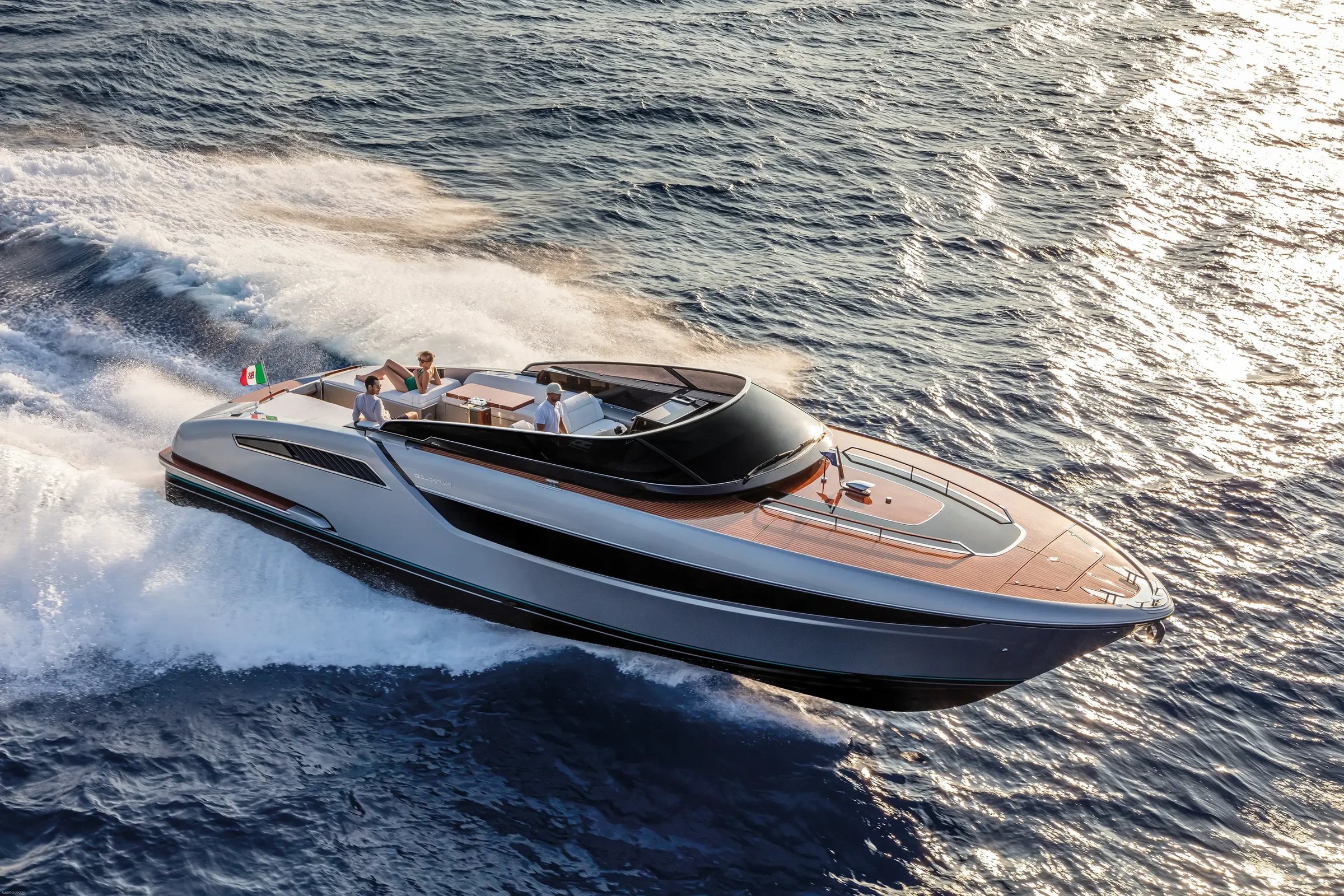 Riva Dolceriva, speedboot varend op zee