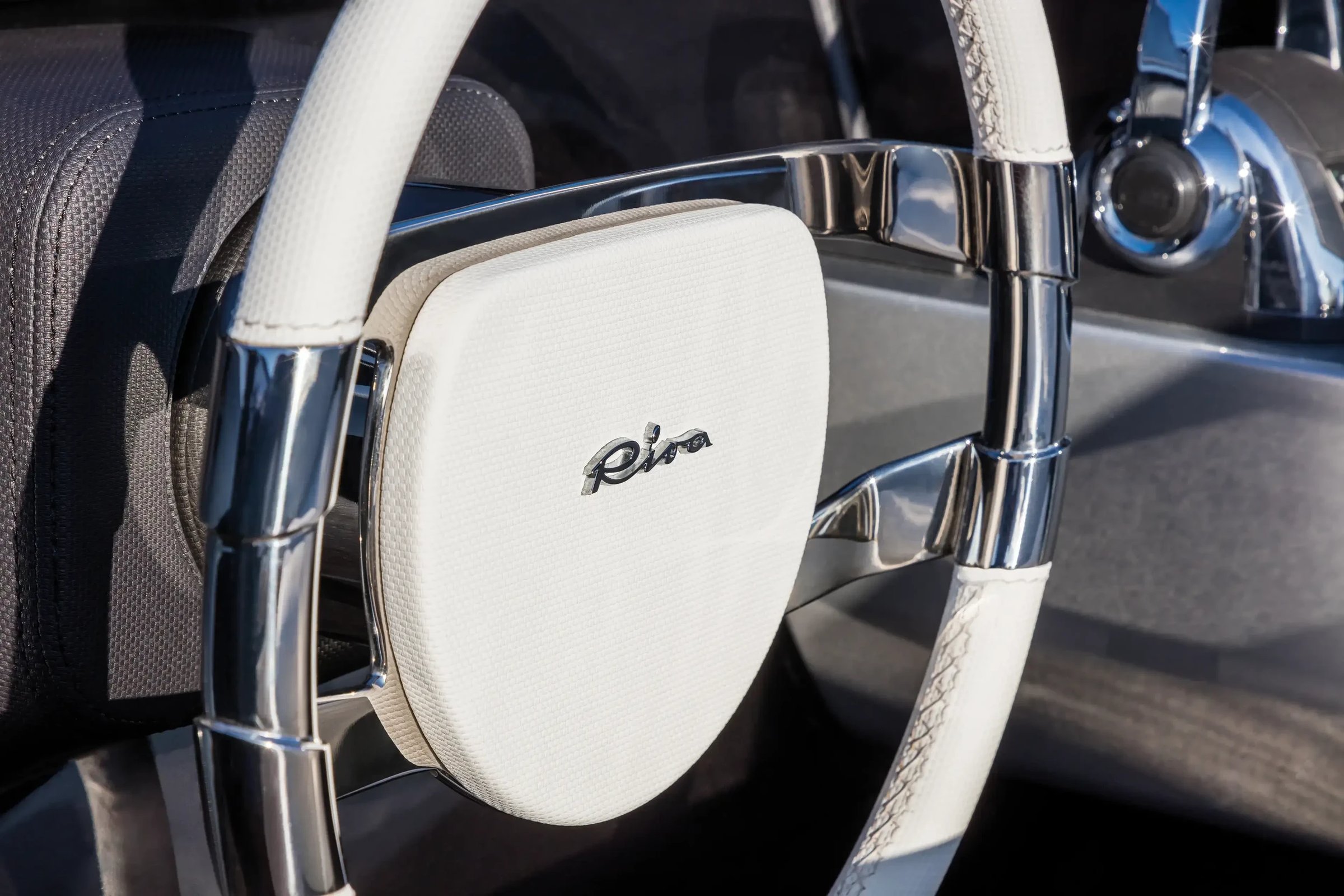 Riva Dolceriva, stuurwiel met logo close-up