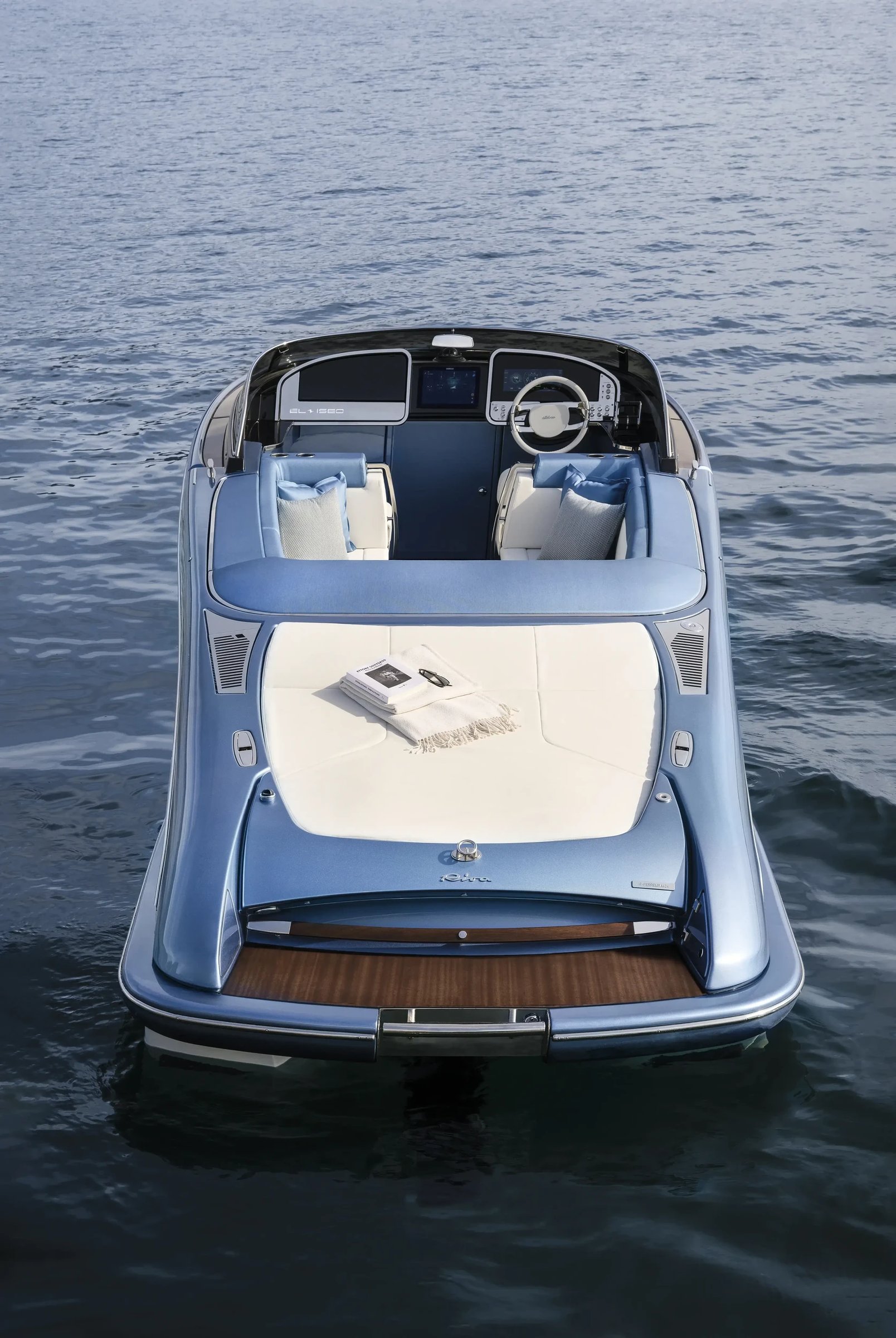 Riva El-Iseo, achteraanzicht boot met loungezitje