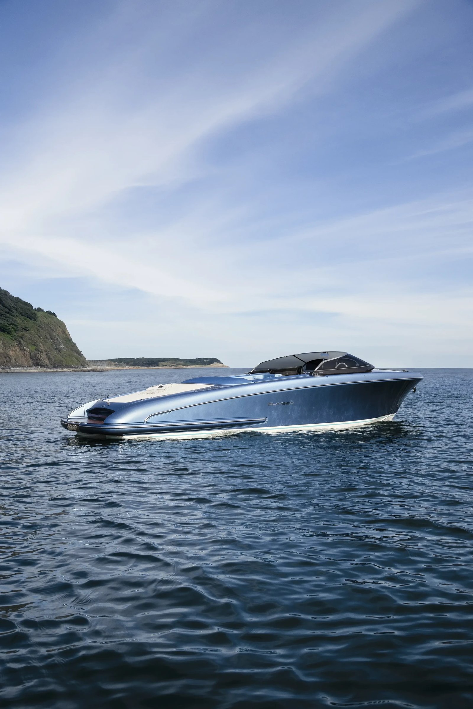 Riva El-Iseo, blauwe speedboot drijvend op zee