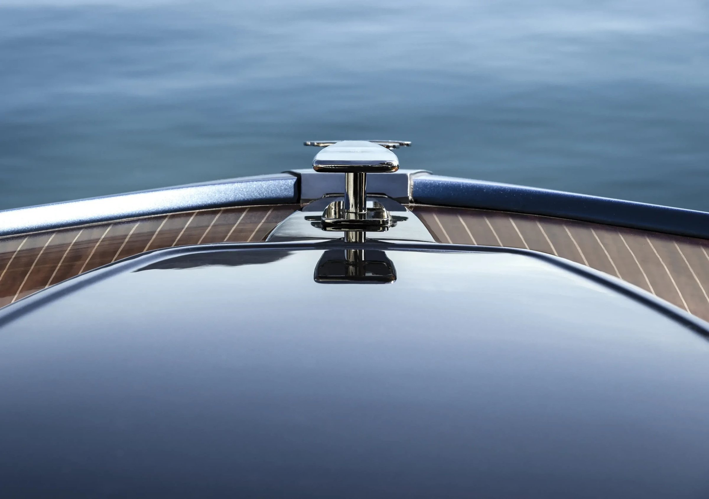 Riva El-Iseo, boeg met chromen bootshaak