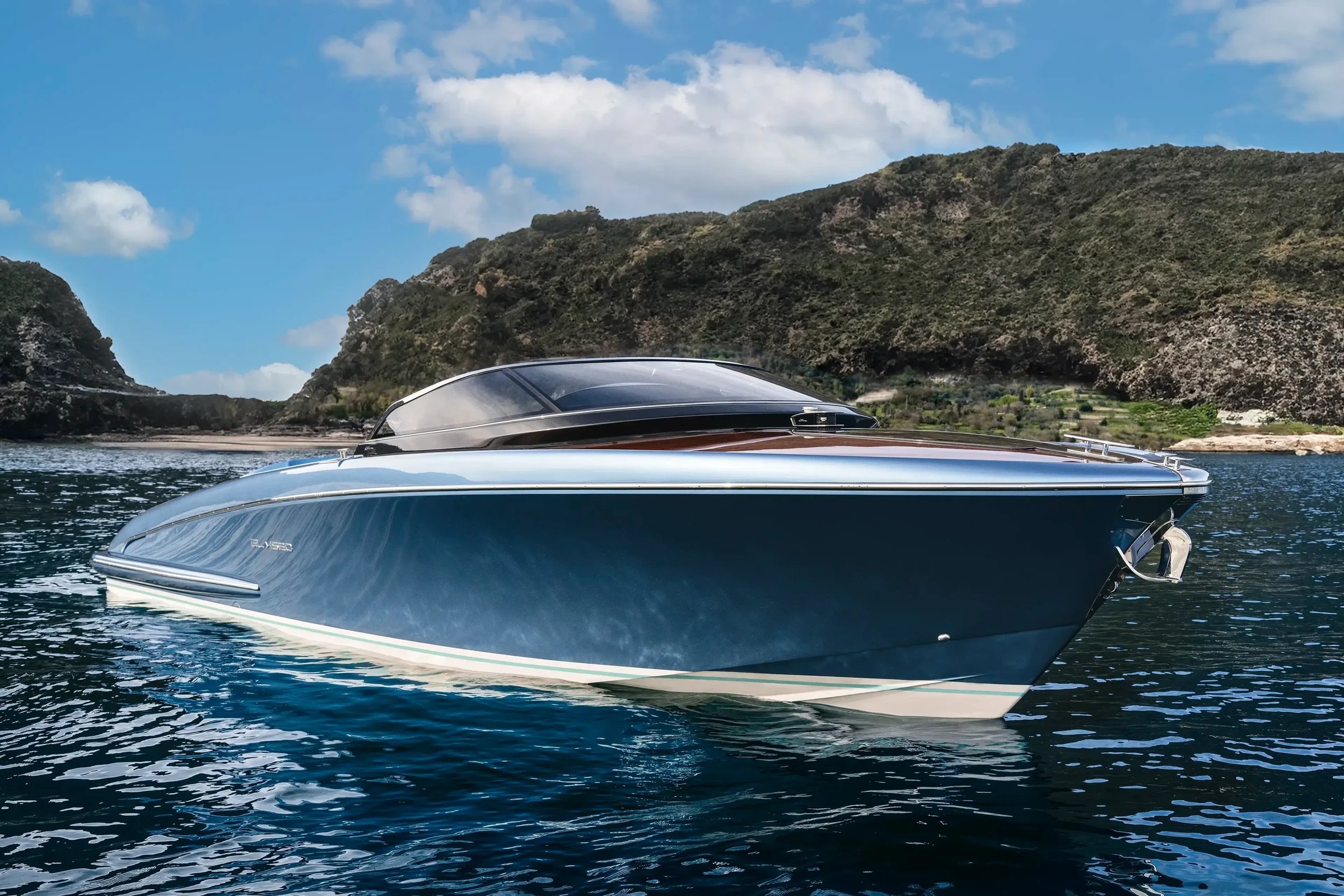 Riva El-Iseo, boot op zee bij kust