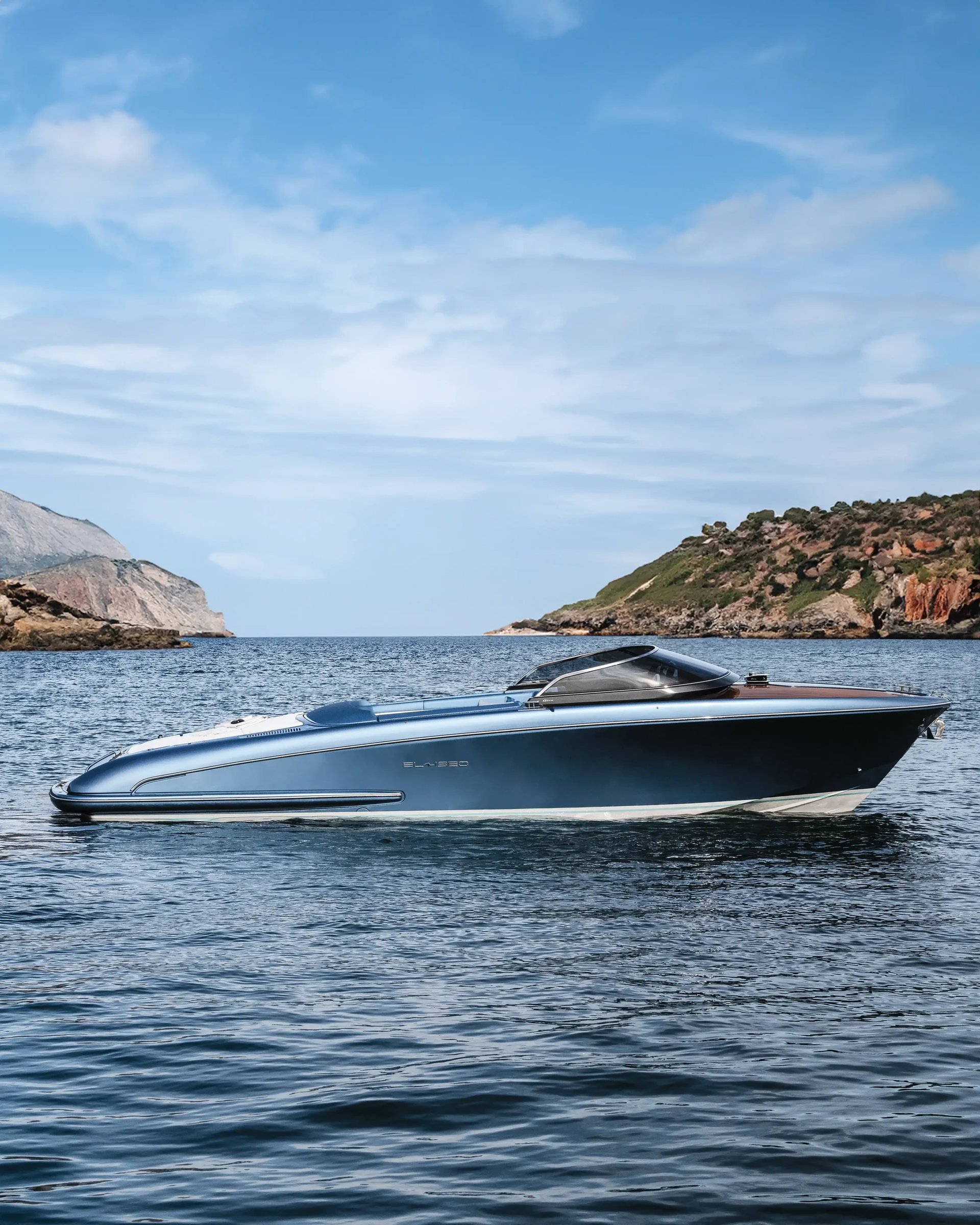 Riva El-Iseo, boot varend nabij kustlijn