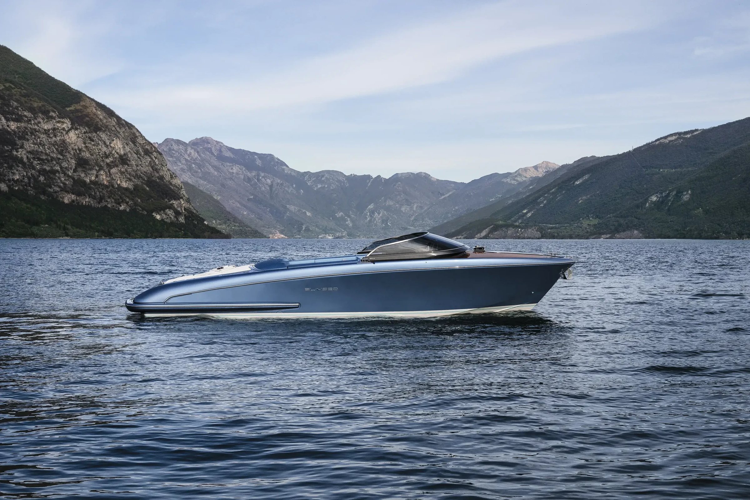 Riva El-Iseo, boot varend op meer met bergen