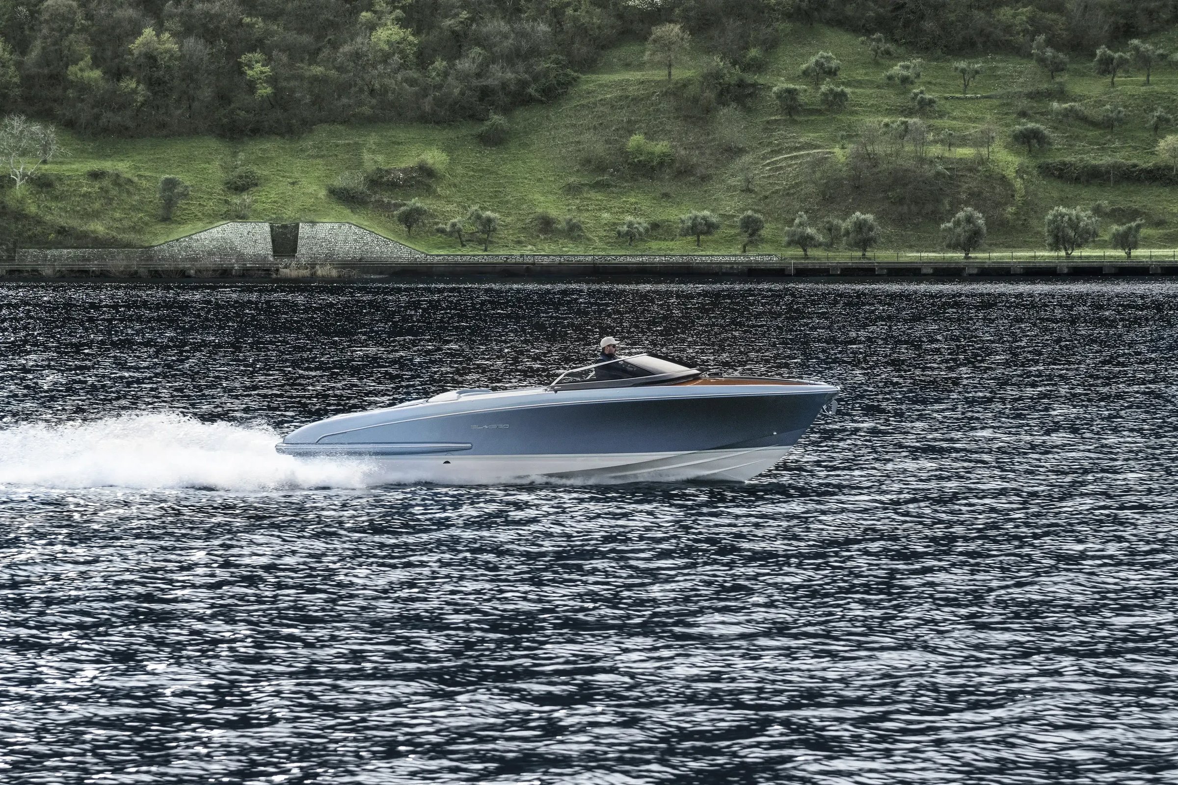 Riva El-Iseo, boot varend op meer