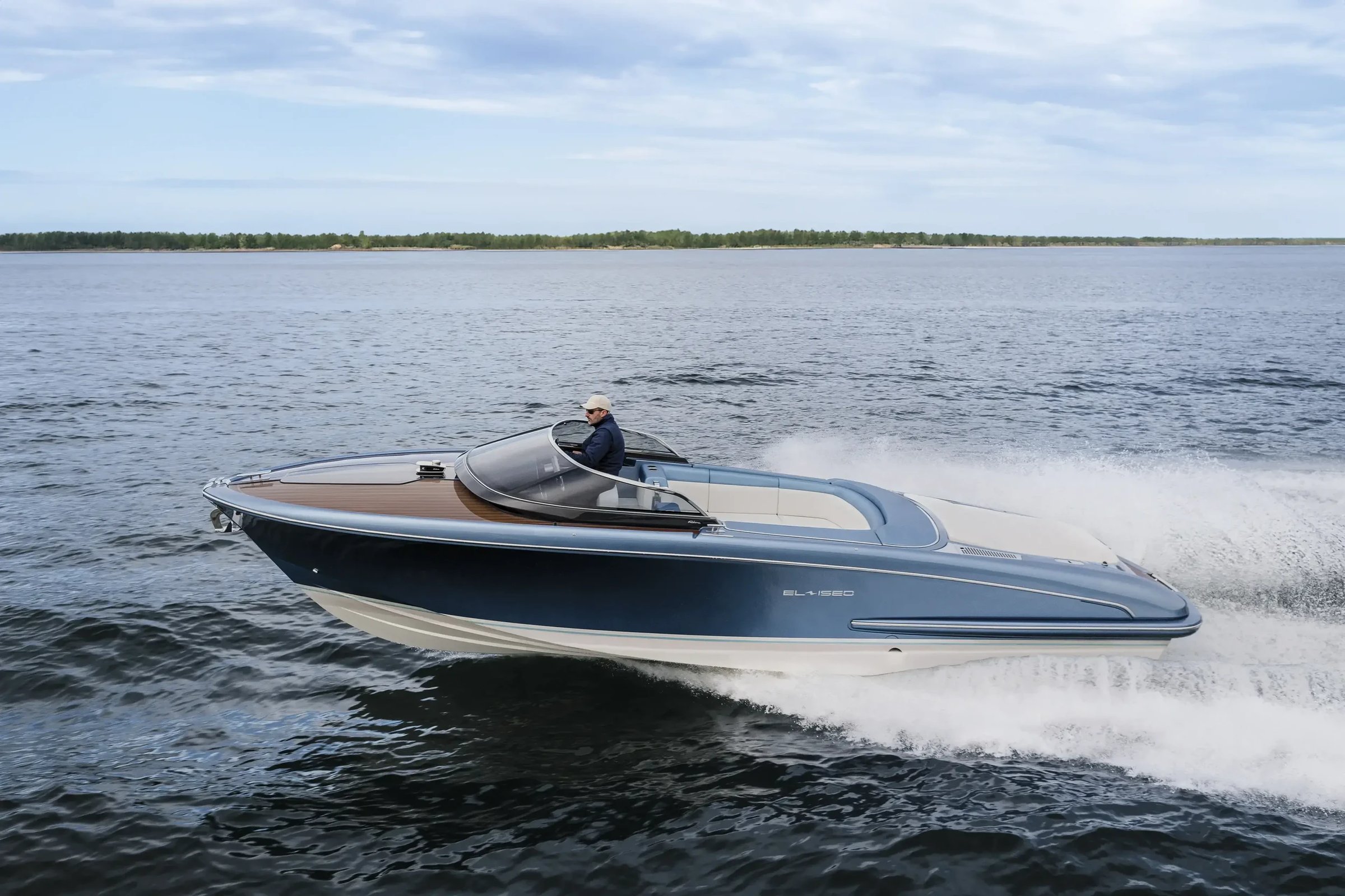 Riva El-Iseo, boot varend op water