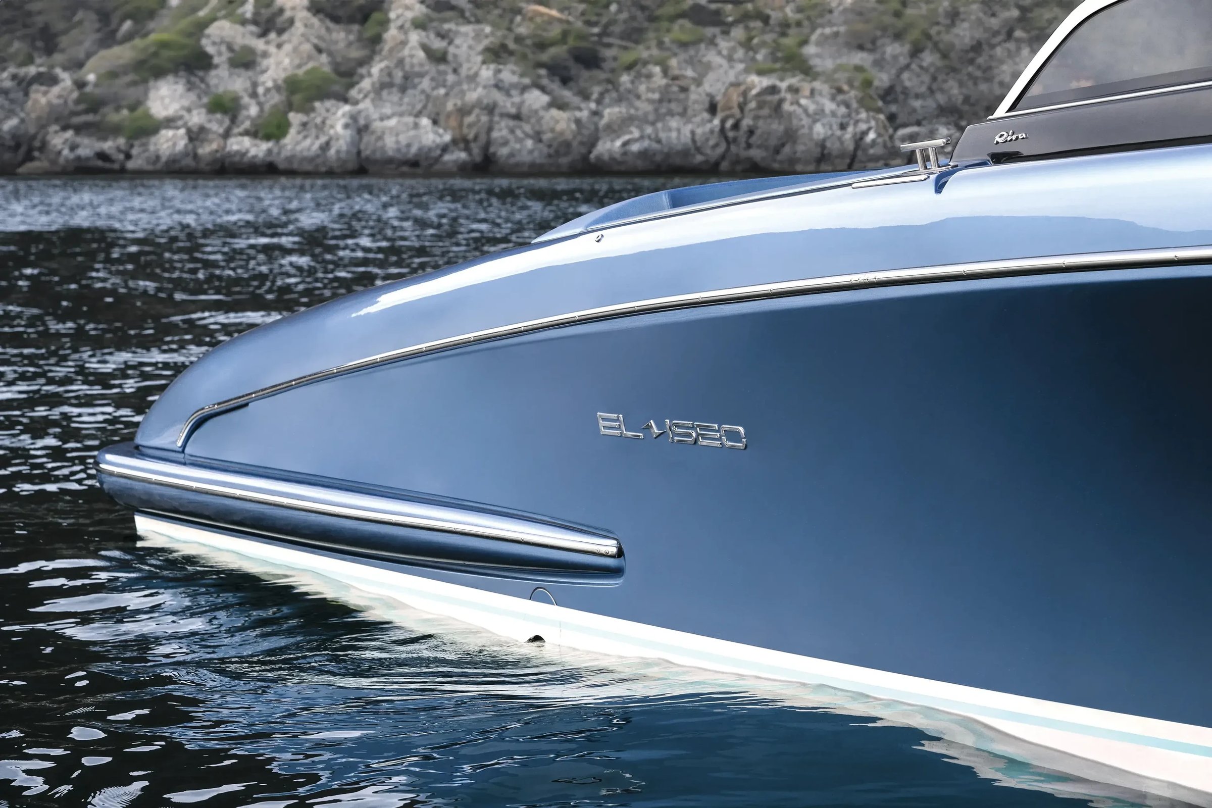 Riva El-Iseo, close-up boeg met naambord