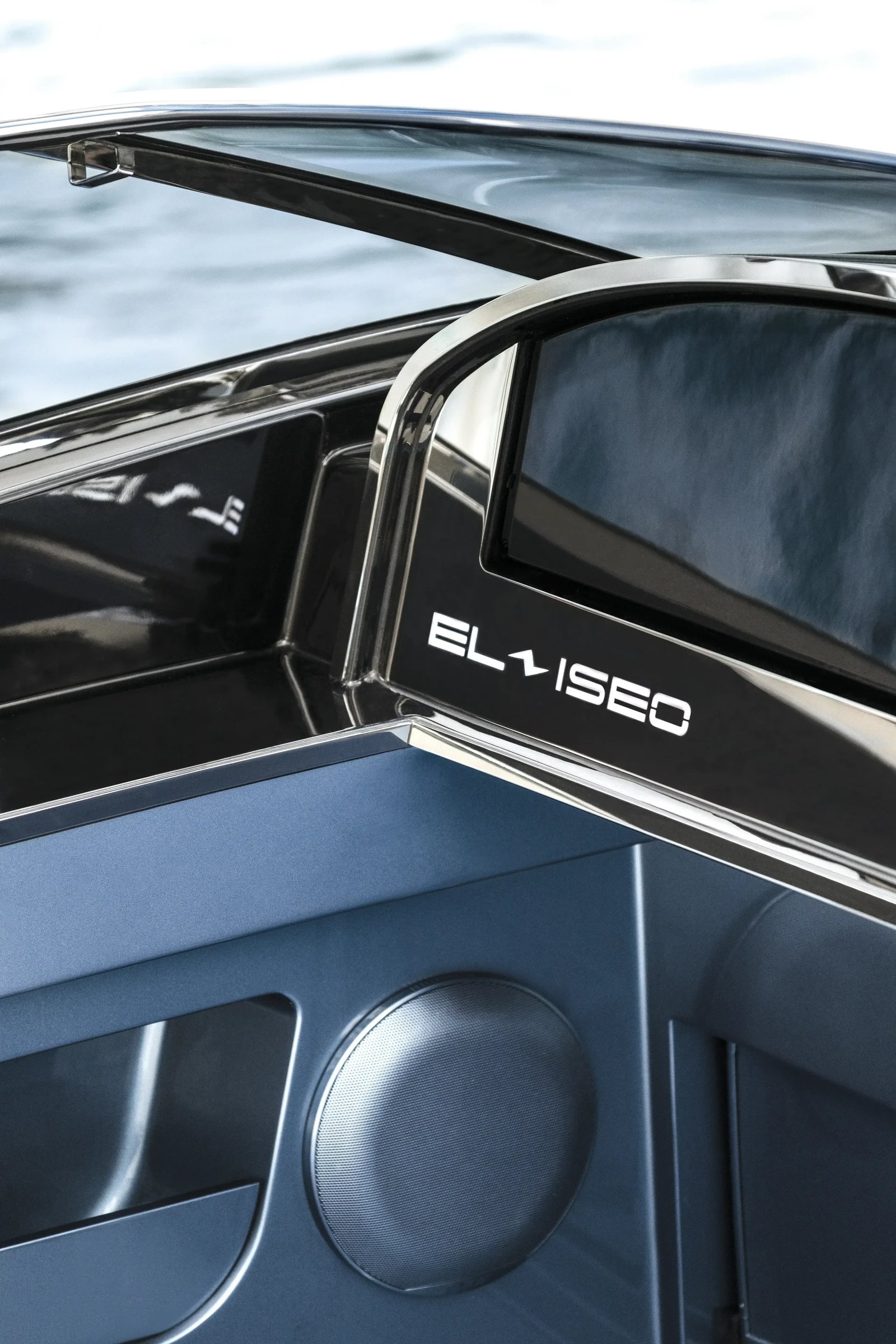 Riva El-Iseo, close up raamlijst met logo
