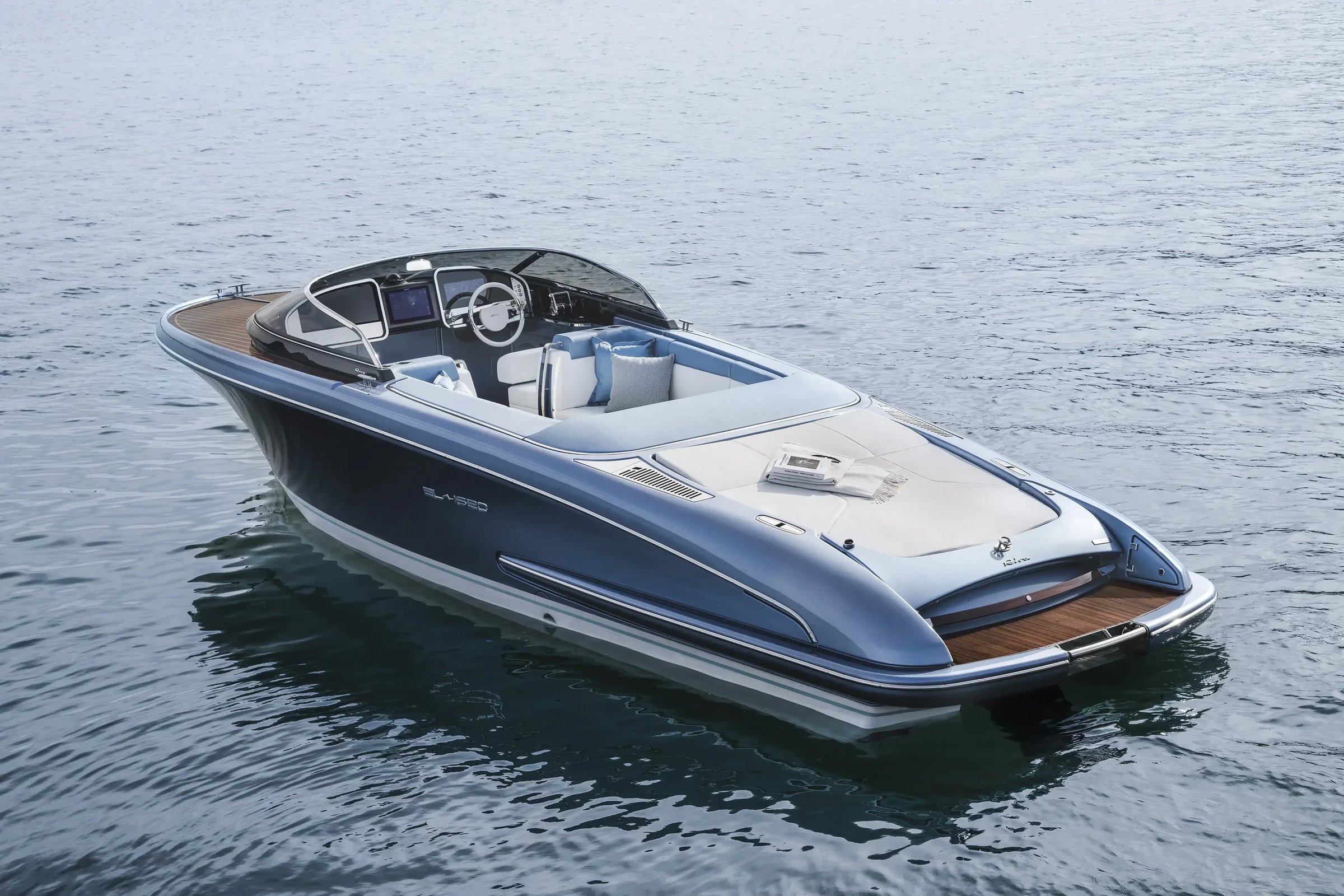 Riva El-Iseo, luxe motorboot drijvend op water