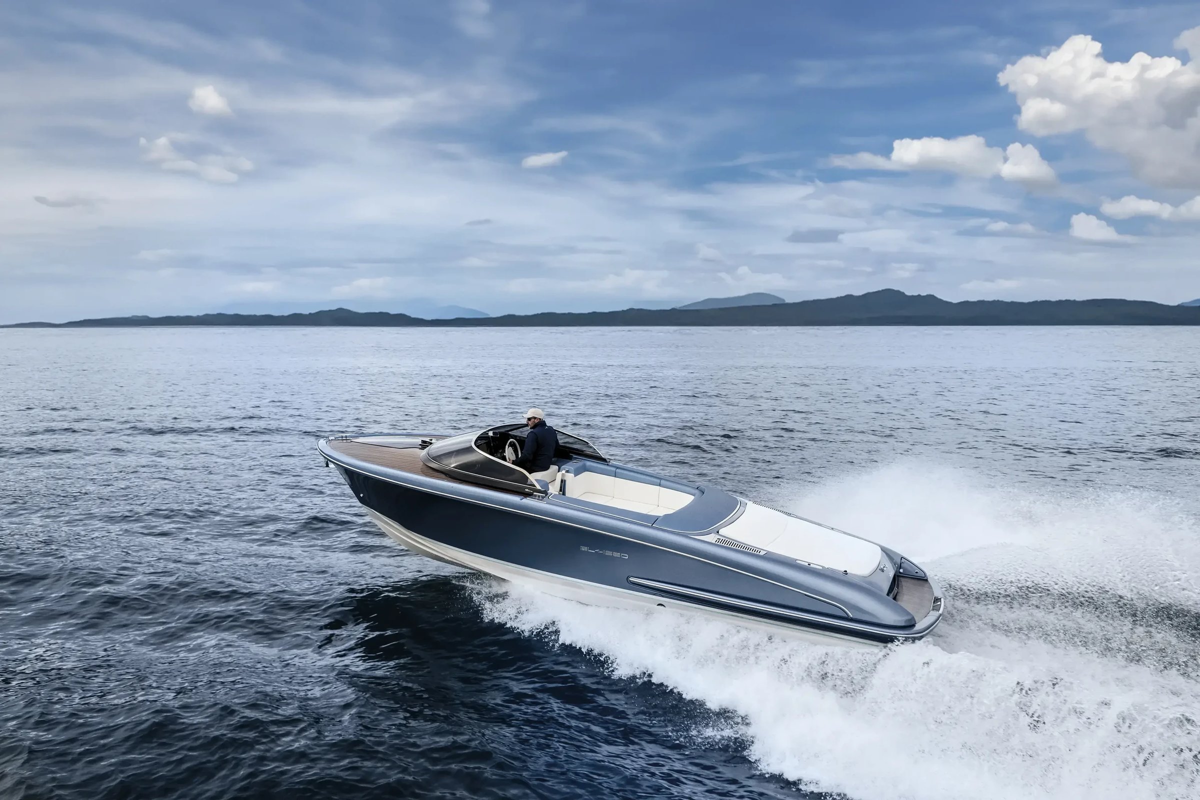 Riva El-Iseo, speedboot vaart snel over zee