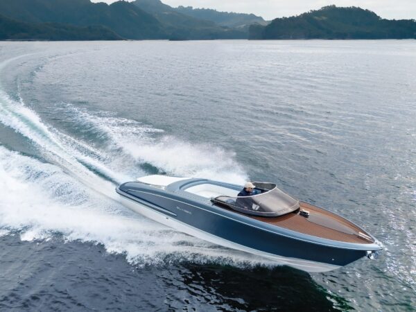 Riva El-Iseo, speedboot varend op water