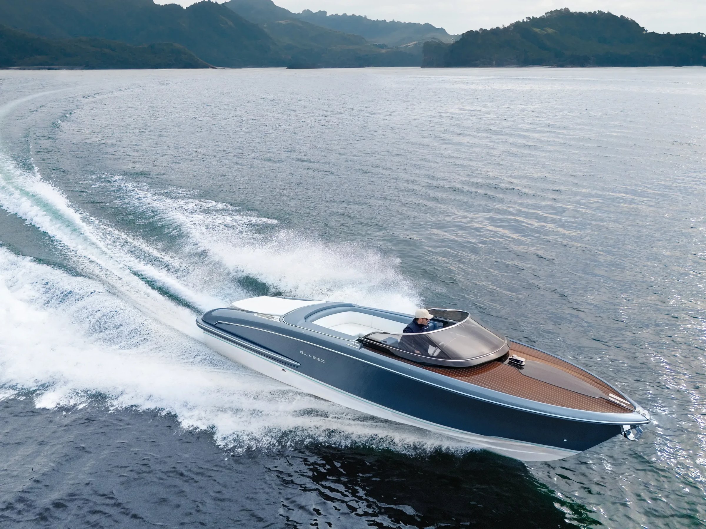 Riva El-Iseo, speedboot varend op water