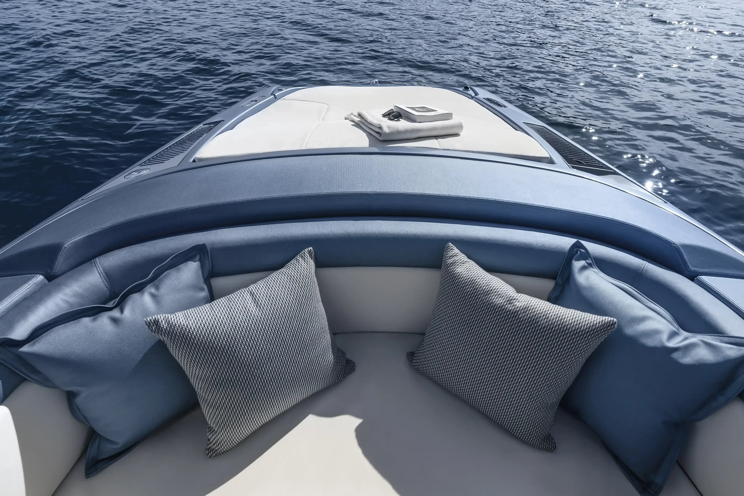 Riva El-Iseo, voorbank met kussens op boot