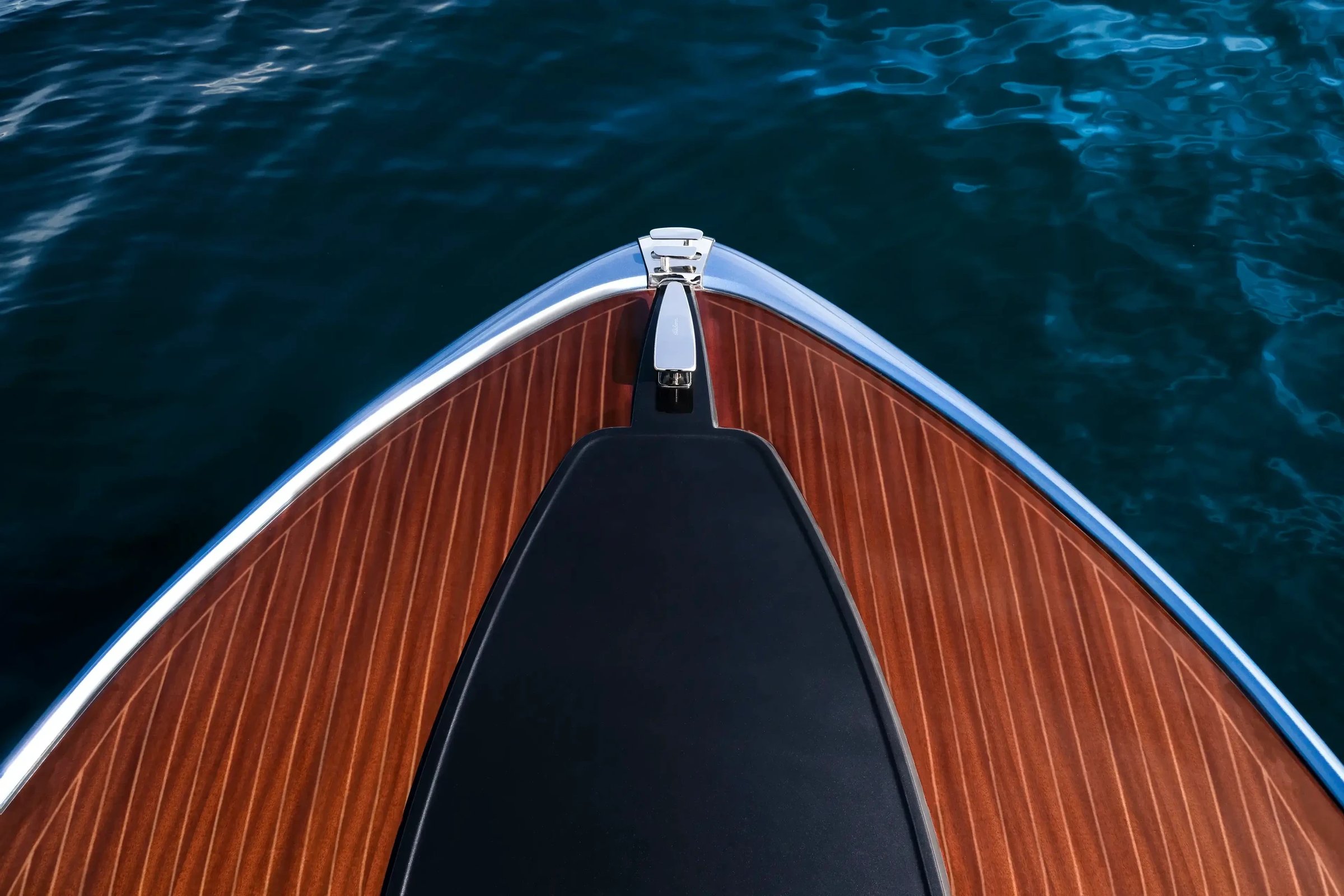 Riva El-Iseo, voorsteven boot met teakhouten dek