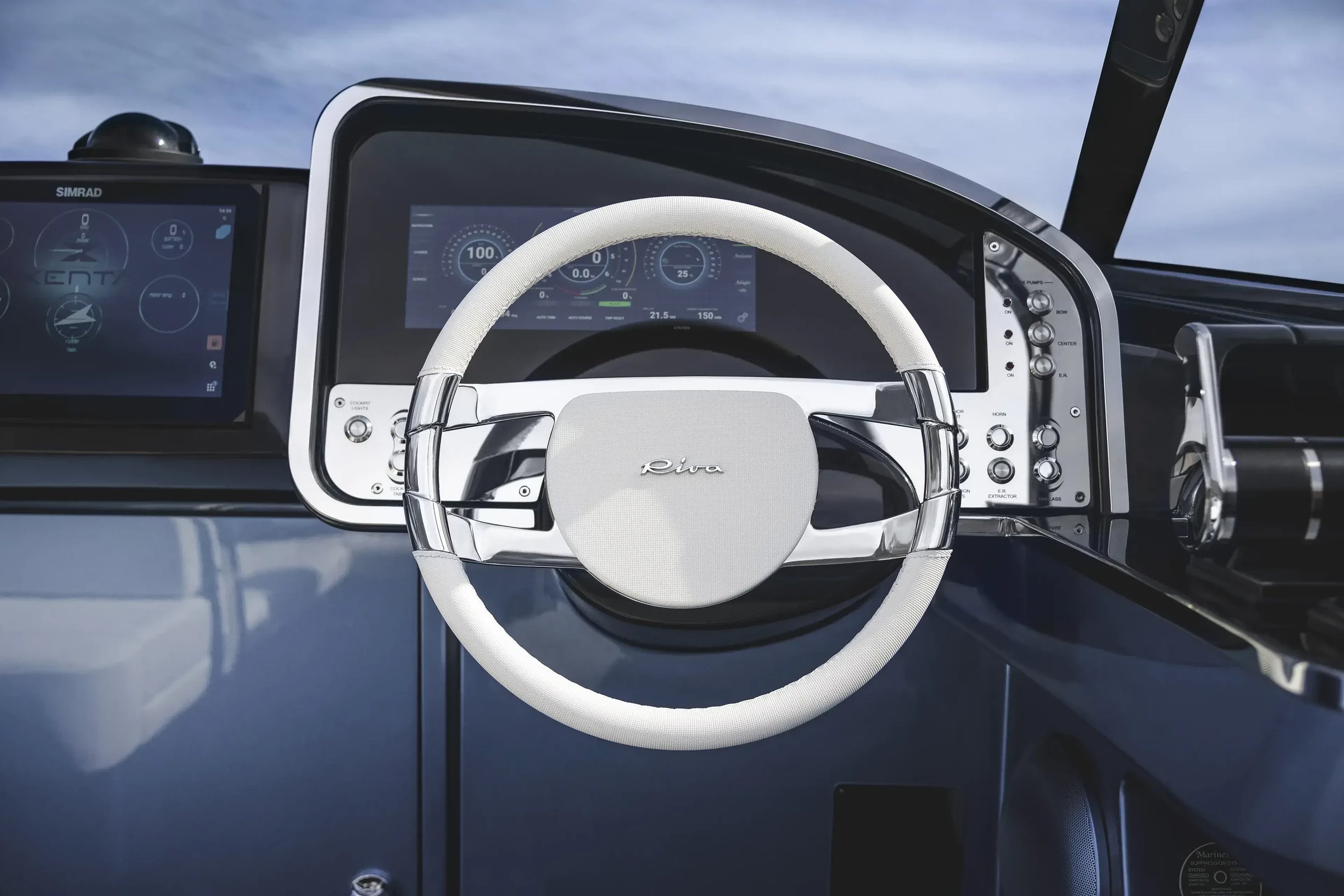 Riva El-Iseo, stuurstand met stuurwiel en displays