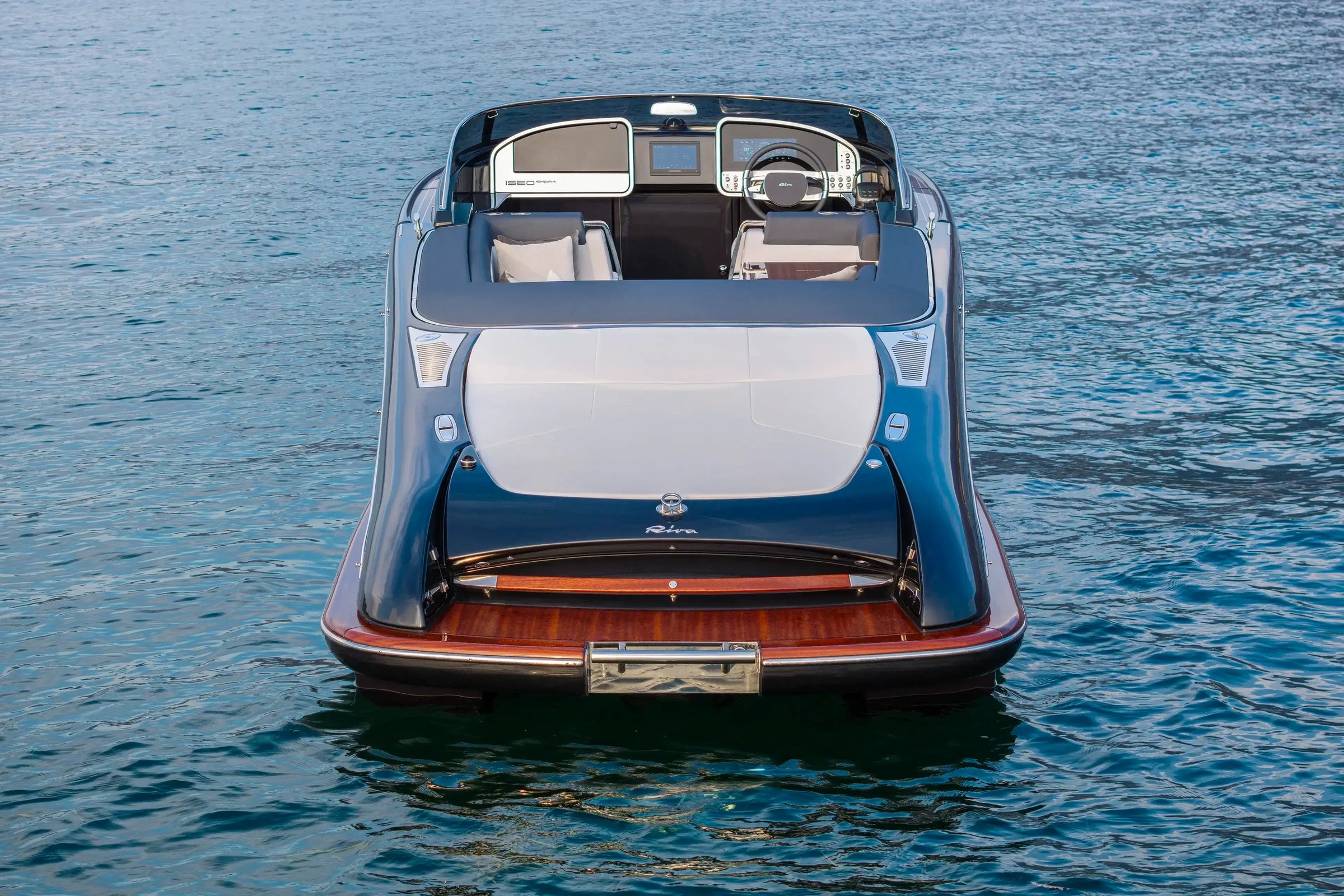 Riva Iseo Super, achteraanzicht boot op water