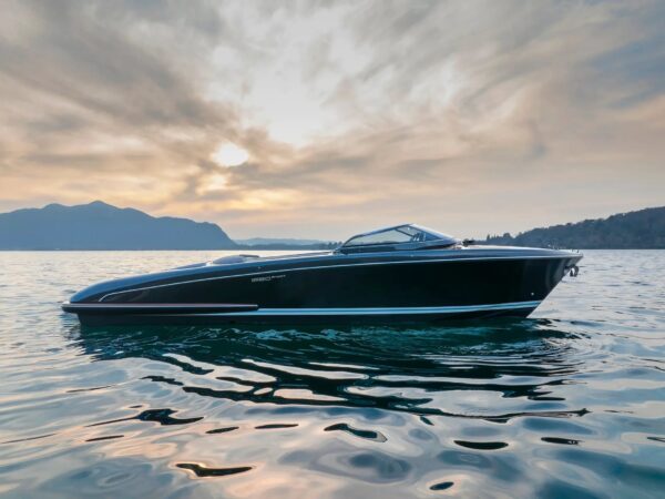 Riva Iseo Super, boot op kalm water bij zonsondergang
