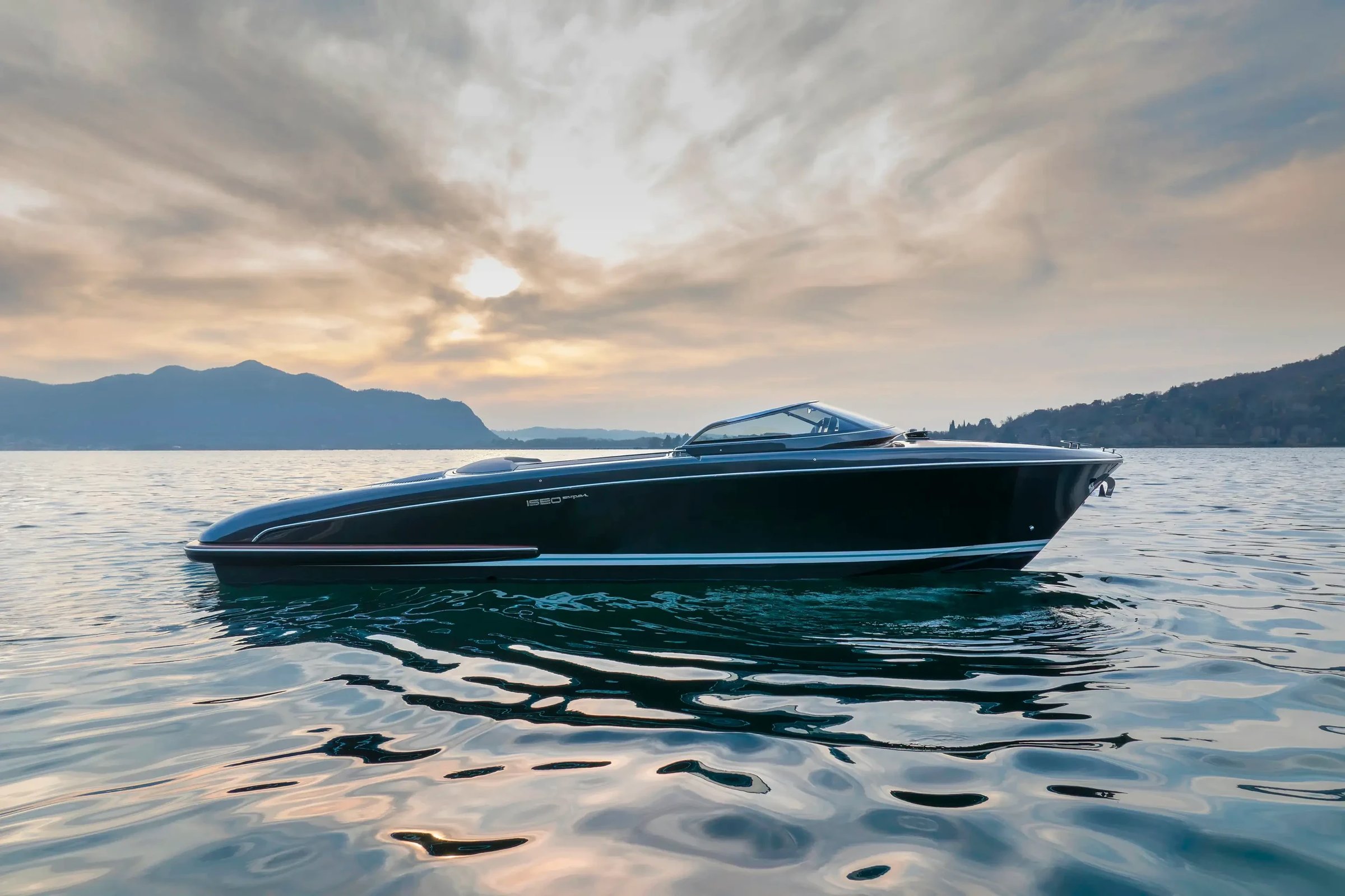 Riva Iseo Super, boot op kalm water bij zonsondergang