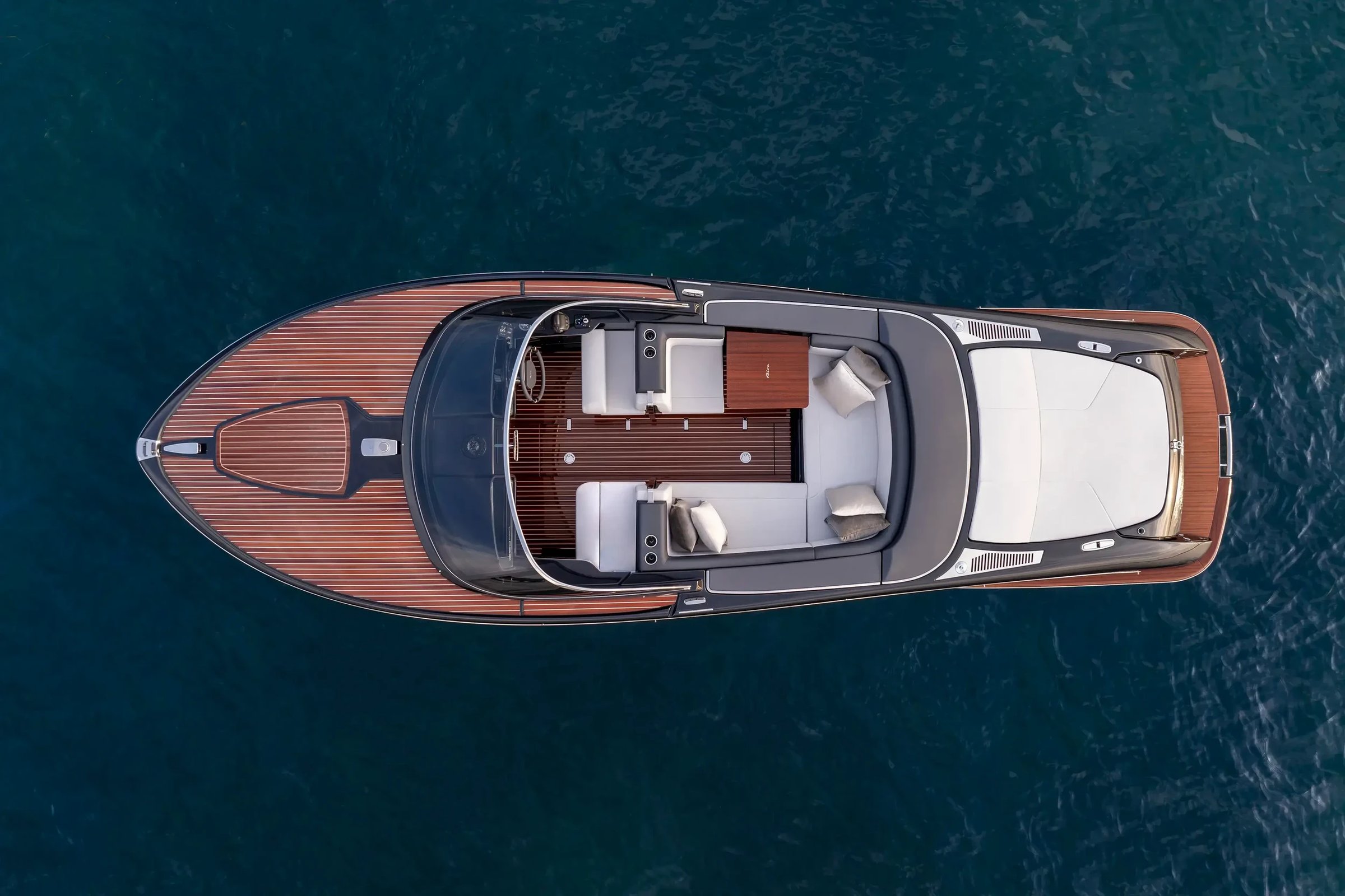 Riva Iseo Super, boot vanuit vogelperspectief op water