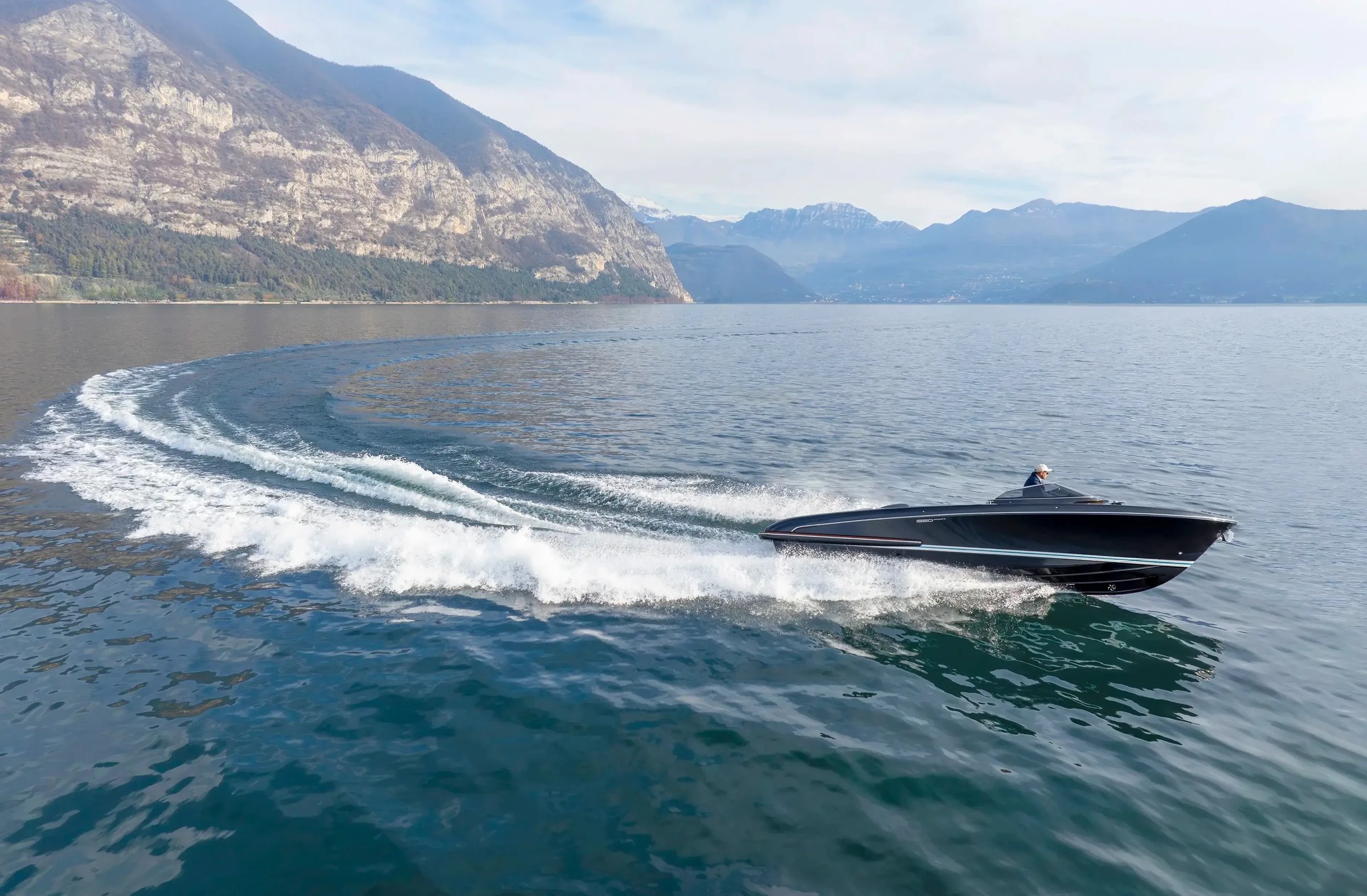 Riva Iseo Super, boot varend op meer